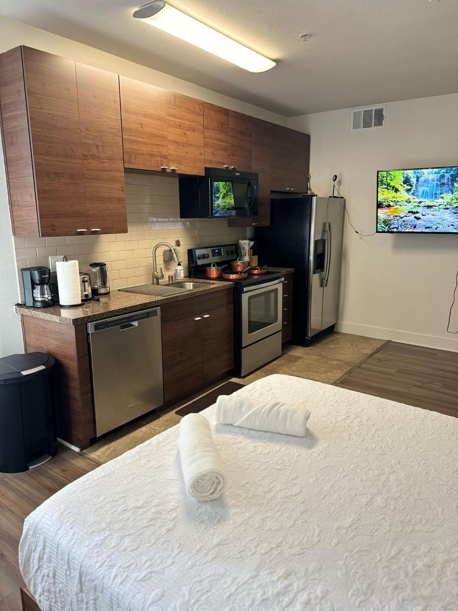 Exclusive Suites in MDR-Venice with Pool, GYM & HotTub
