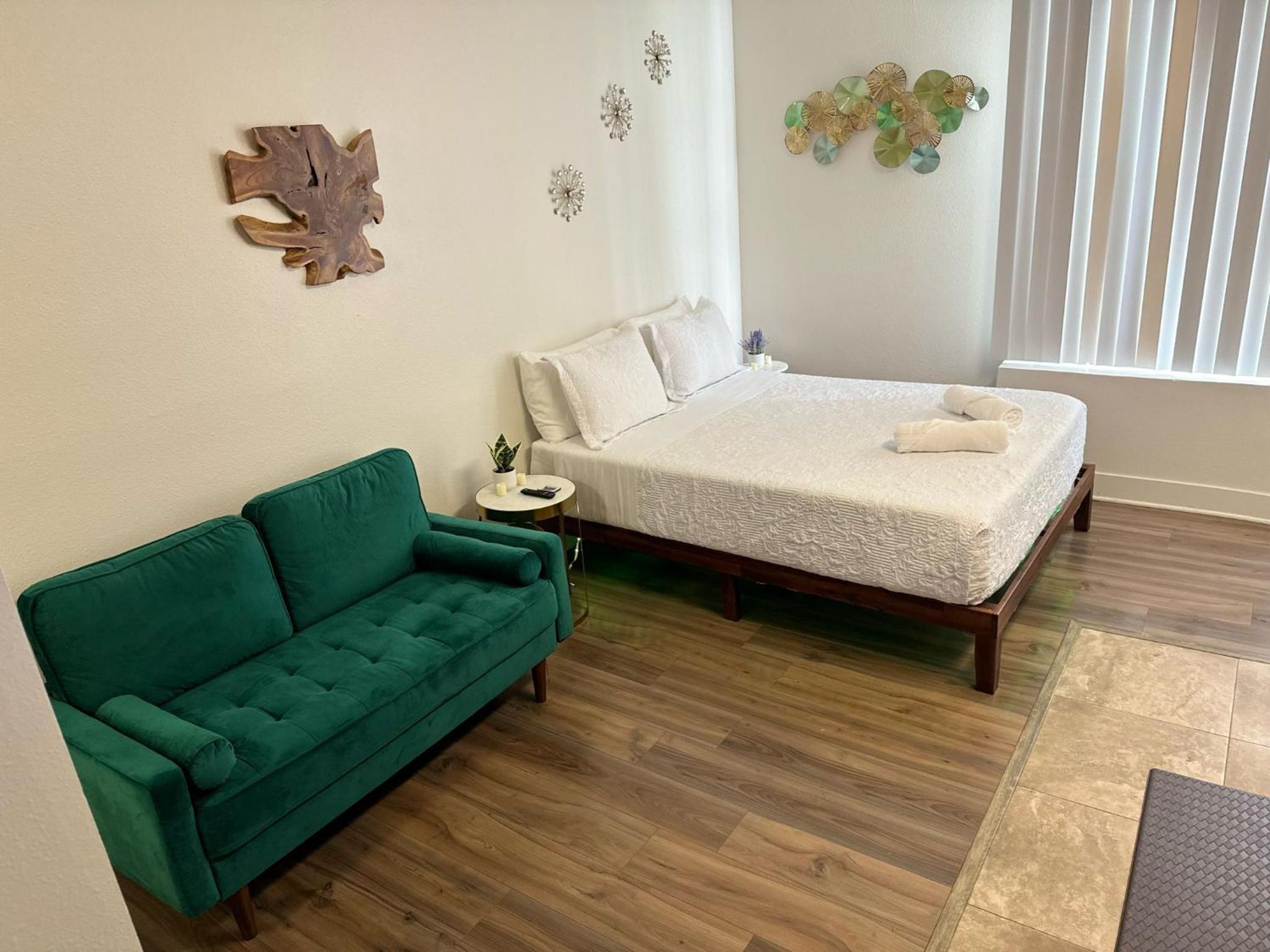 Exclusive Suites in MDR-Venice with Pool, GYM & HotTub