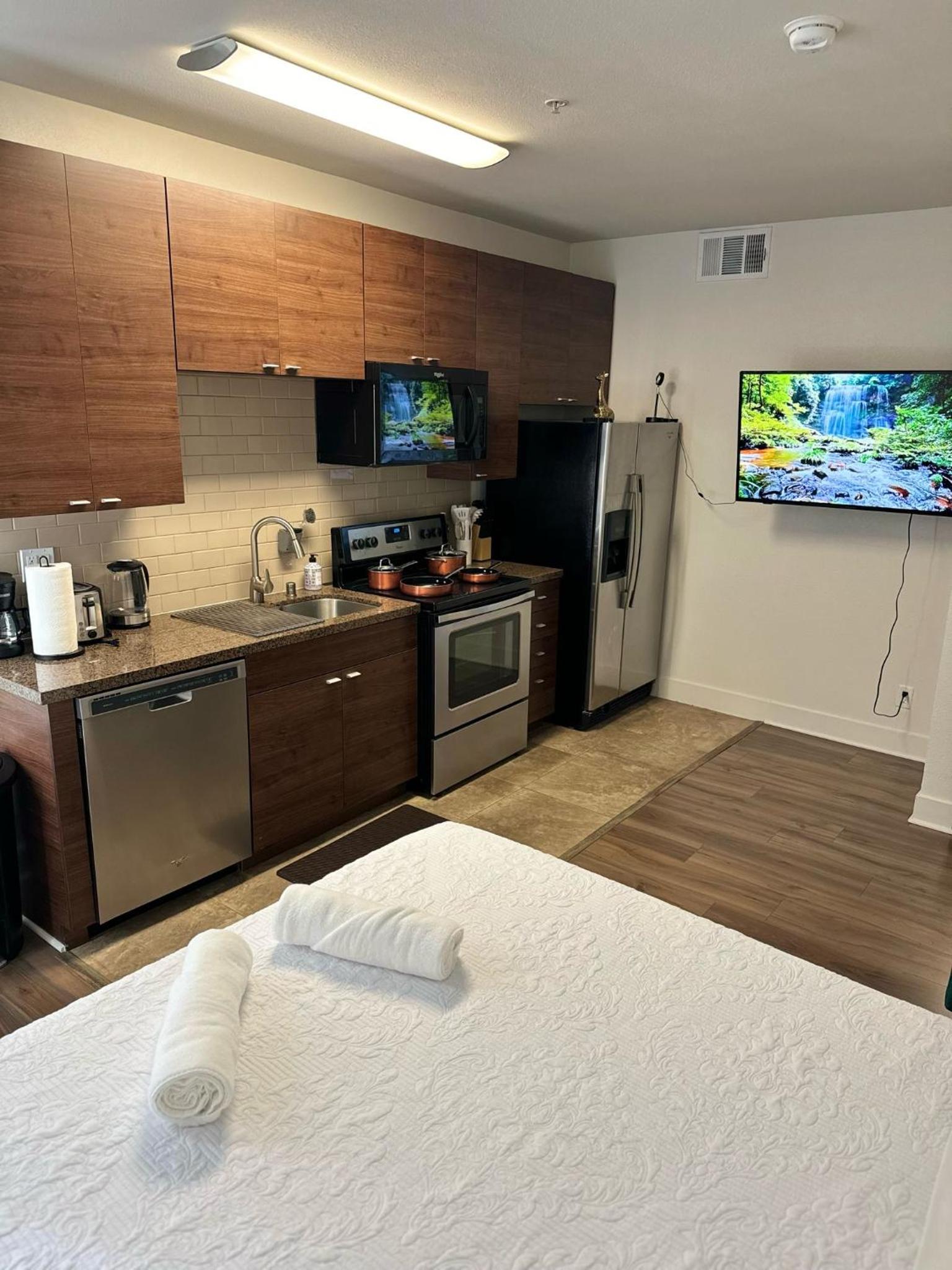 Exclusive Suites in MDR-Venice with Pool, GYM & HotTub