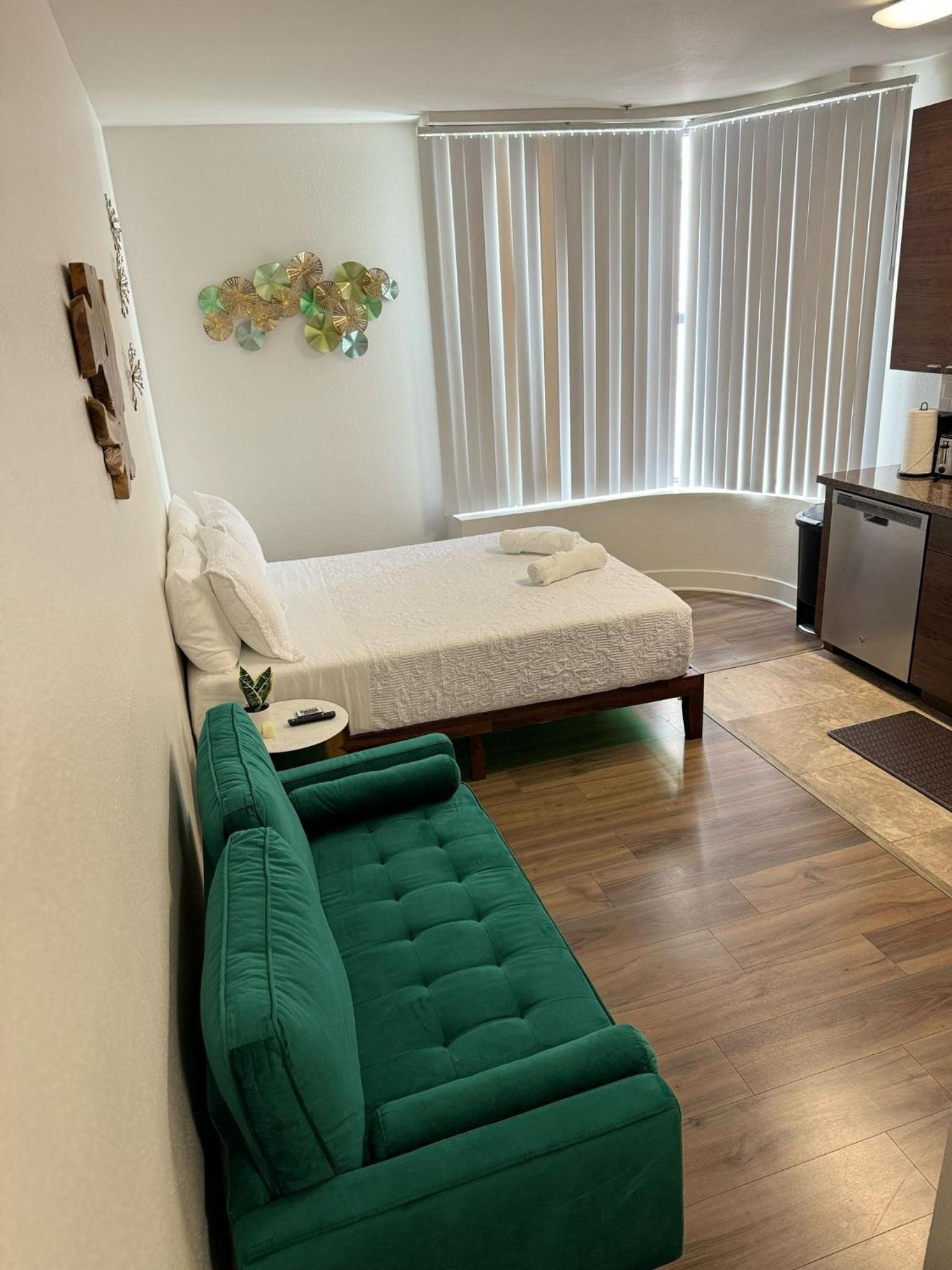 Exclusive Suites in MDR-Venice with Pool, GYM & HotTub