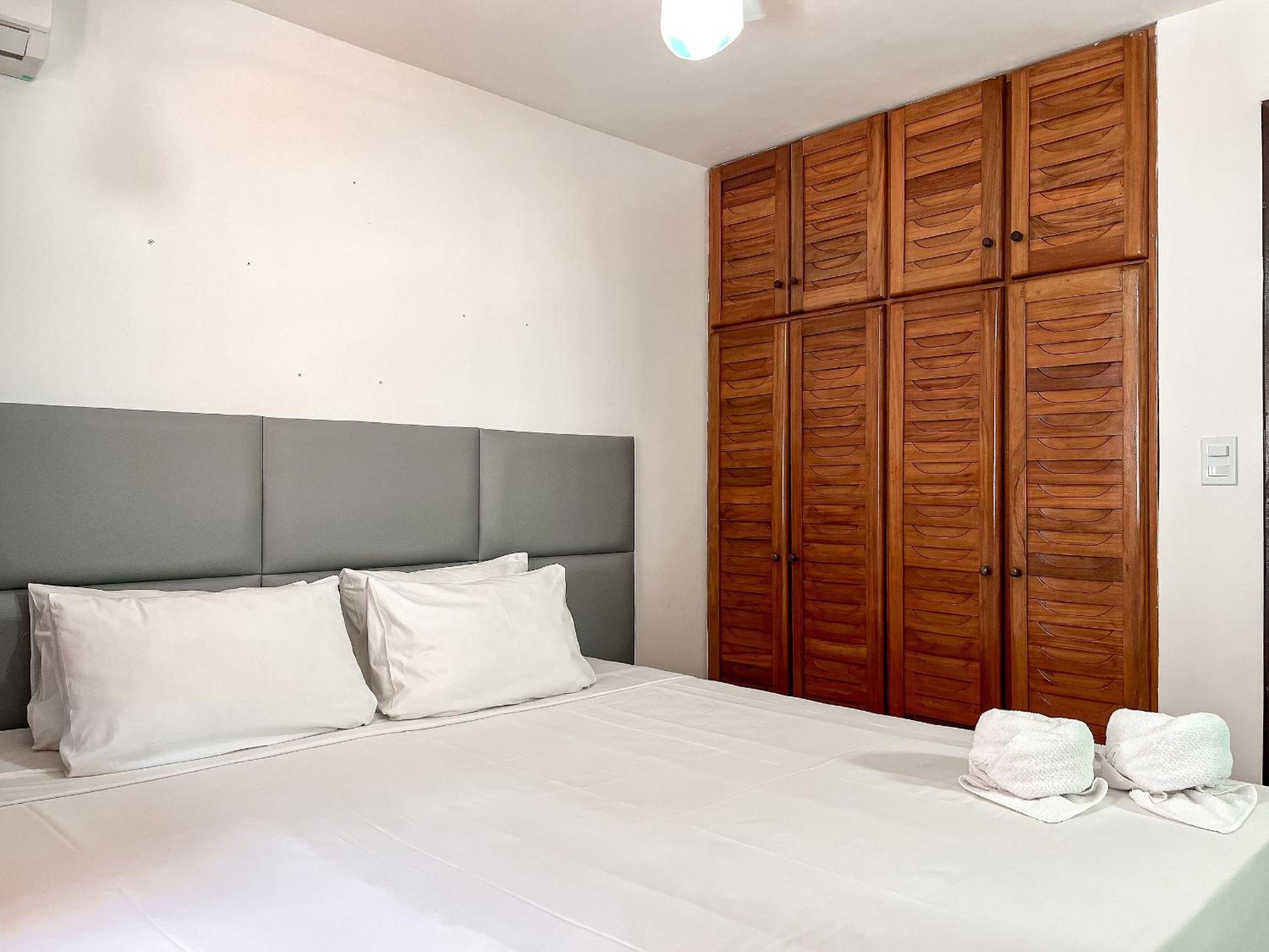 Casas com 2 suítes (ambas com ar split) e internet privativa 300MBPS, no Residencial Village do Bosque, condomínio com quiosques com churrasqueiras , pisci
