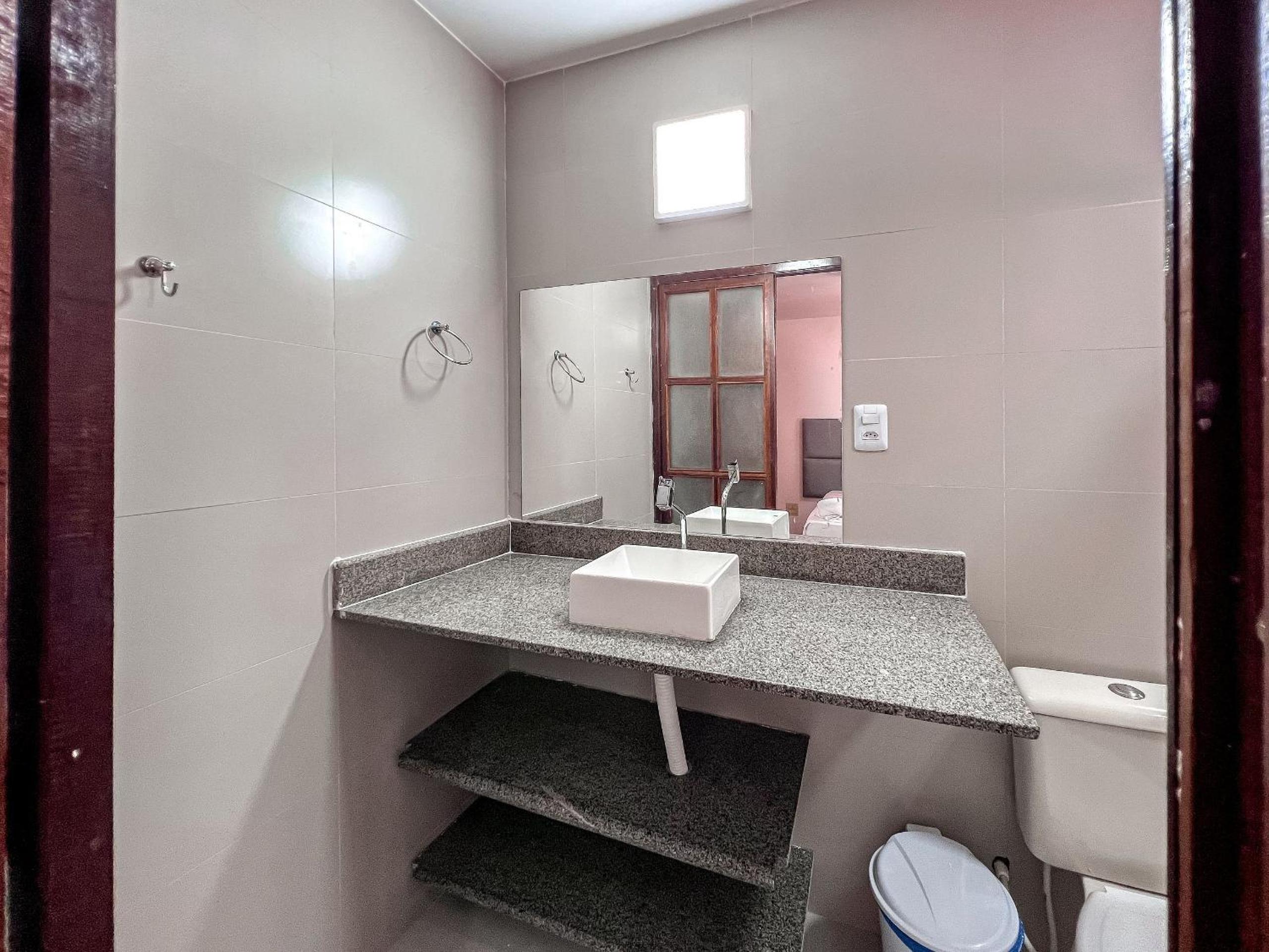 Casas com 2 suítes (ambas com ar split) e internet privativa 300MBPS, no Residencial Village do Bosque, condomínio com quiosques com churrasqueiras , pisci