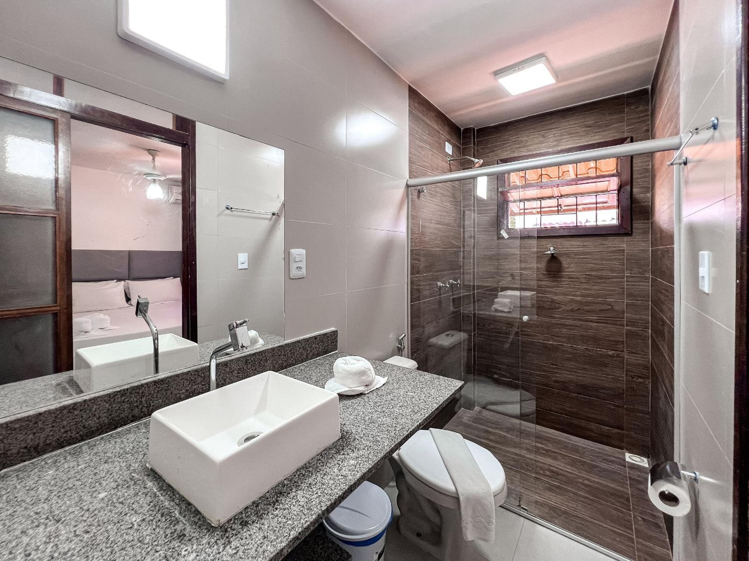 Casas com 2 suítes (ambas com ar split) e internet privativa 300MBPS, no Residencial Village do Bosque, condomínio com quiosques com churrasqueiras , pisci