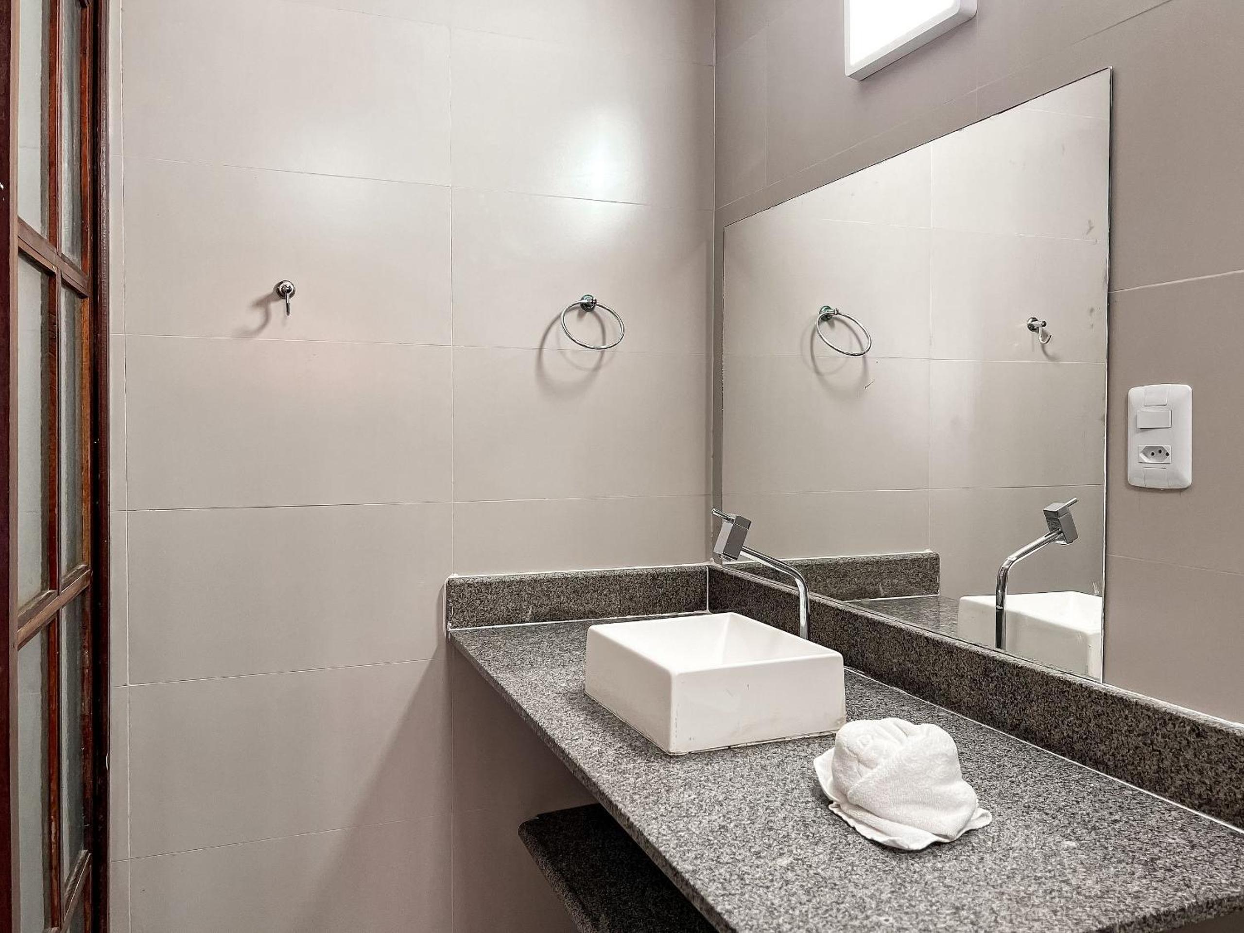 Casas com 2 suítes (ambas com ar split) e internet privativa 300MBPS, no Residencial Village do Bosque, condomínio com quiosques com churrasqueiras , pisci