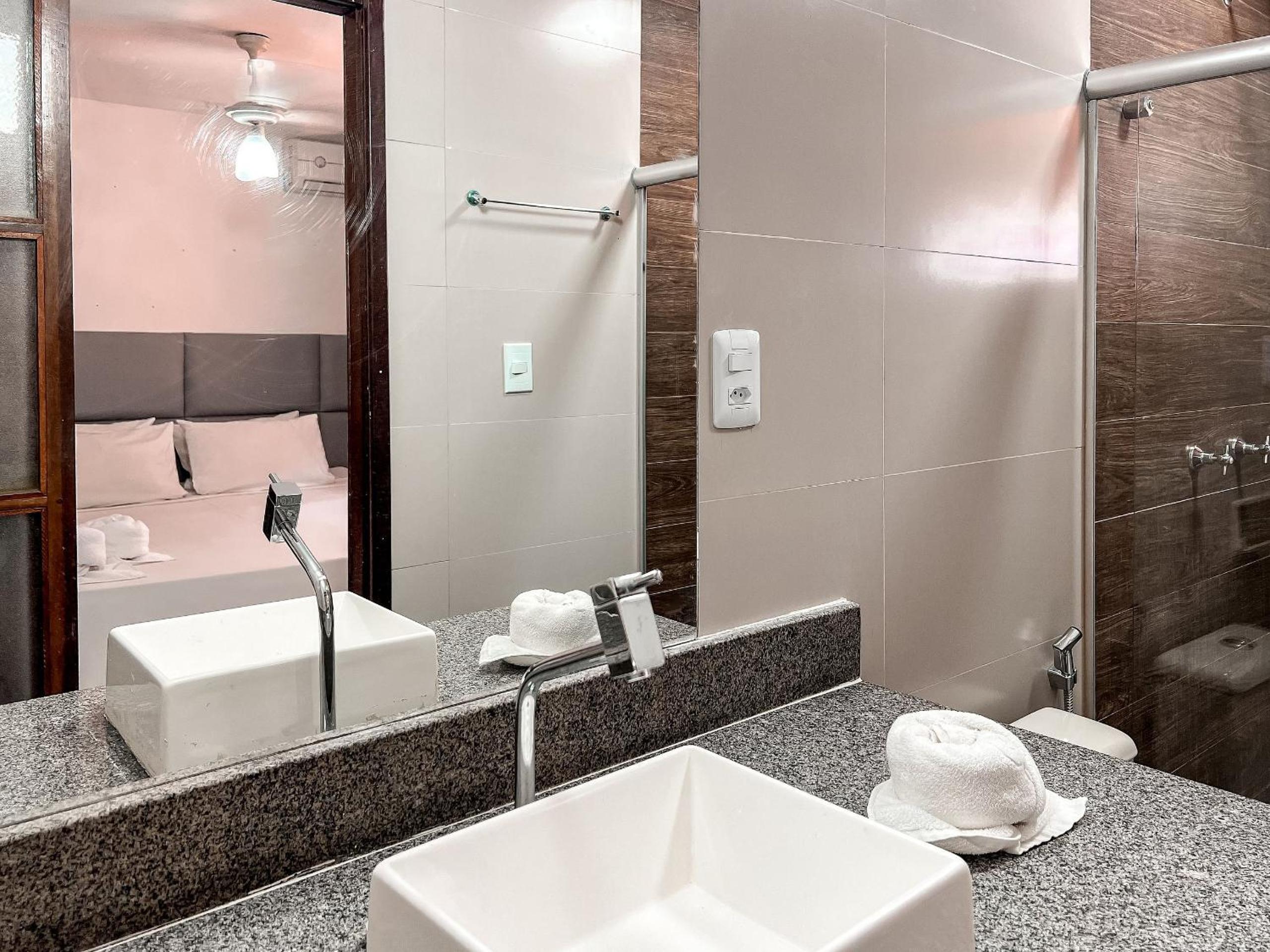 Casas com 2 suítes (ambas com ar split) e internet privativa 300MBPS, no Residencial Village do Bosque, condomínio com quiosques com churrasqueiras , pisci