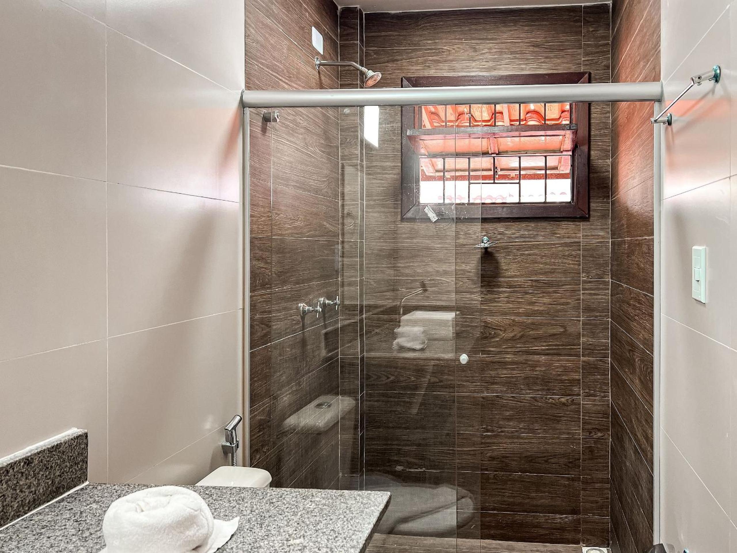 Casas com 2 suítes (ambas com ar split) e internet privativa 300MBPS, no Residencial Village do Bosque, condomínio com quiosques com churrasqueiras , pisci