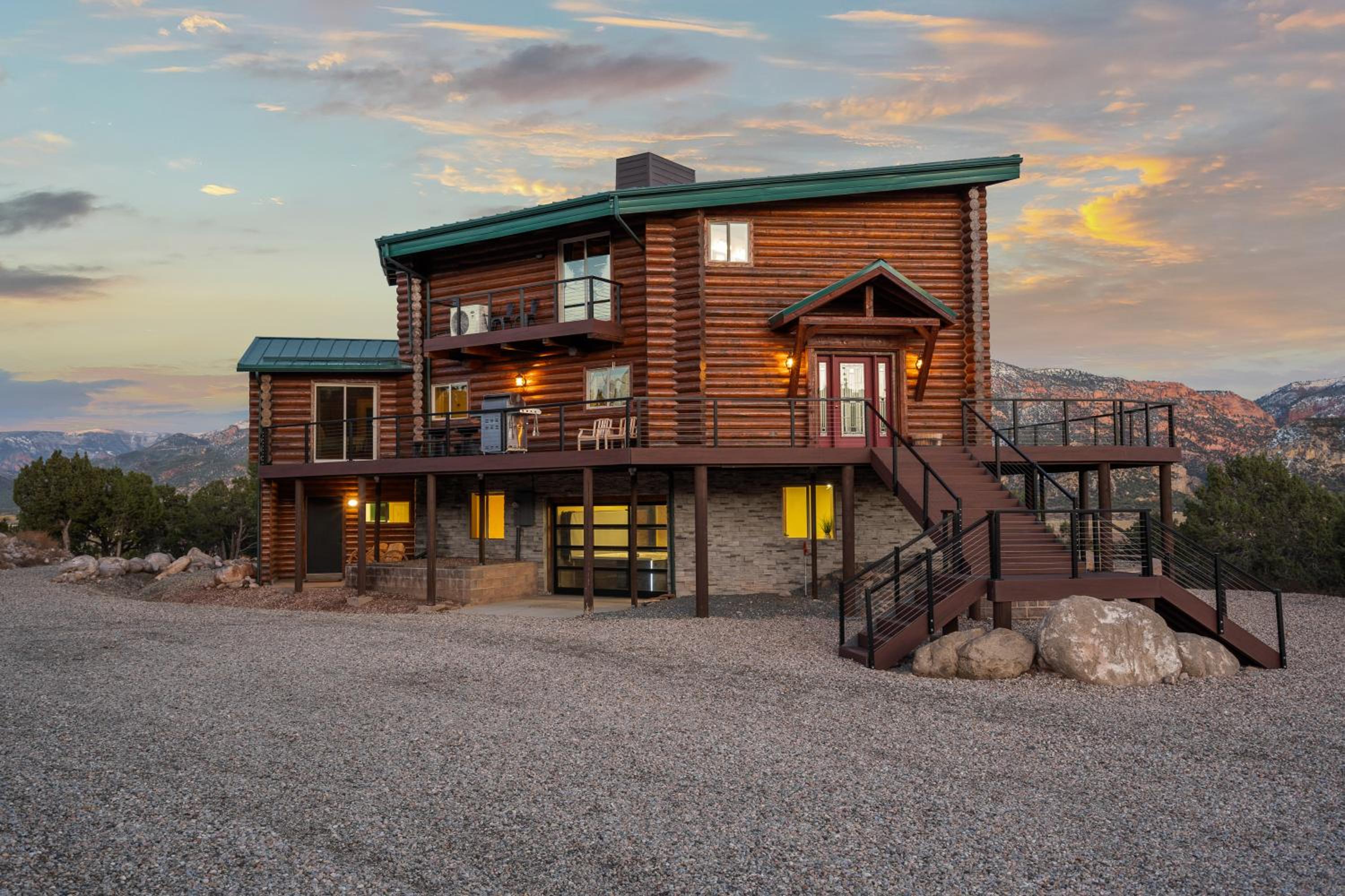 Luxury Cabin on 40 Private Acres - Wraparound Deck - Near Zion National Park