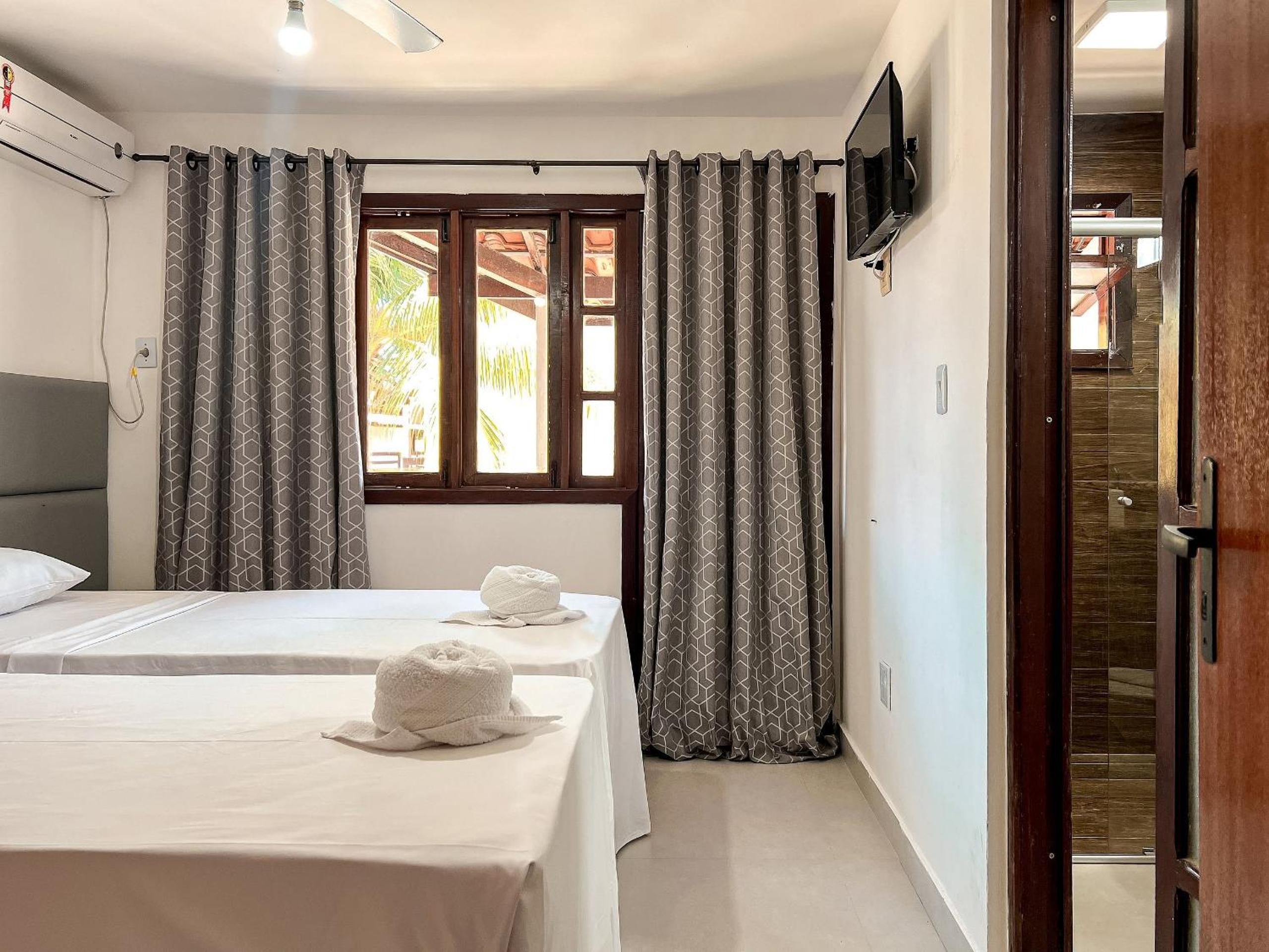Casas com 2 suítes (ambas com ar split) e internet privativa 300MBPS, no Residencial Village do Bosque, condomínio com quiosques com churrasqueiras , pisci