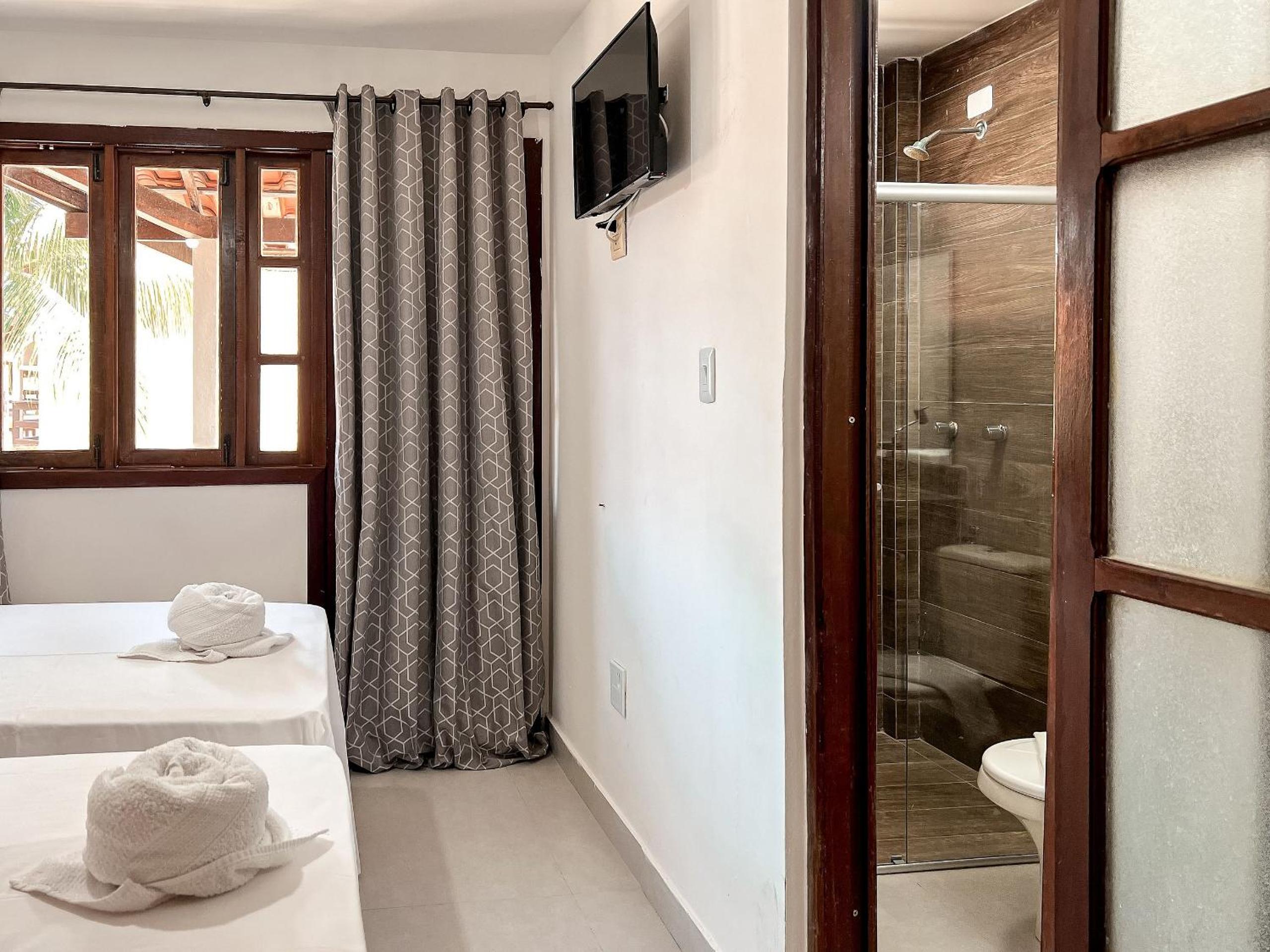 Casas com 2 suítes (ambas com ar split) e internet privativa 300MBPS, no Residencial Village do Bosque, condomínio com quiosques com churrasqueiras , pisci