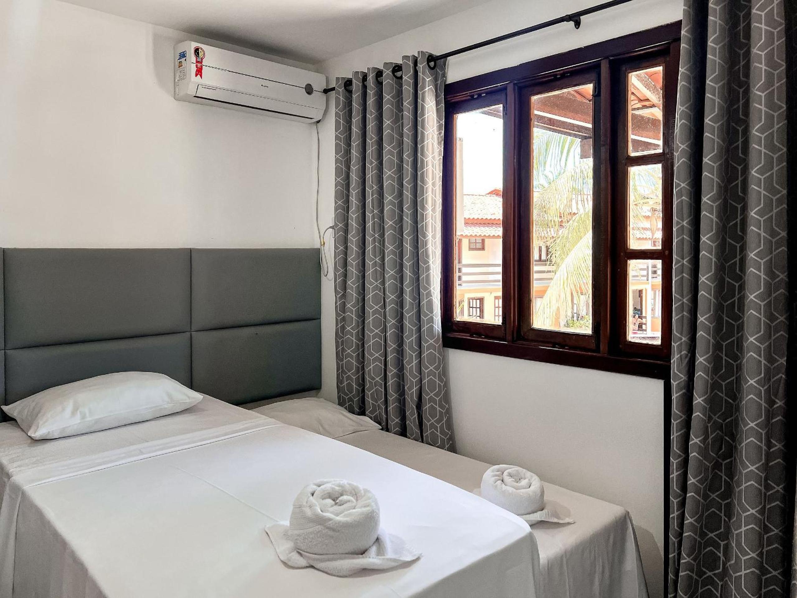 Casas com 2 suítes (ambas com ar split) e internet privativa 300MBPS, no Residencial Village do Bosque, condomínio com quiosques com churrasqueiras , pisci