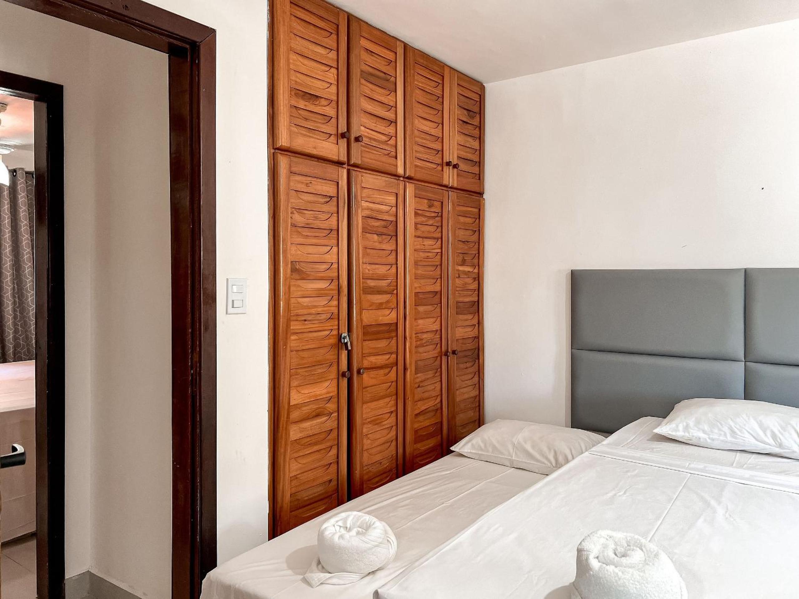 Casas com 2 suítes (ambas com ar split) e internet privativa 300MBPS, no Residencial Village do Bosque, condomínio com quiosques com churrasqueiras , pisci