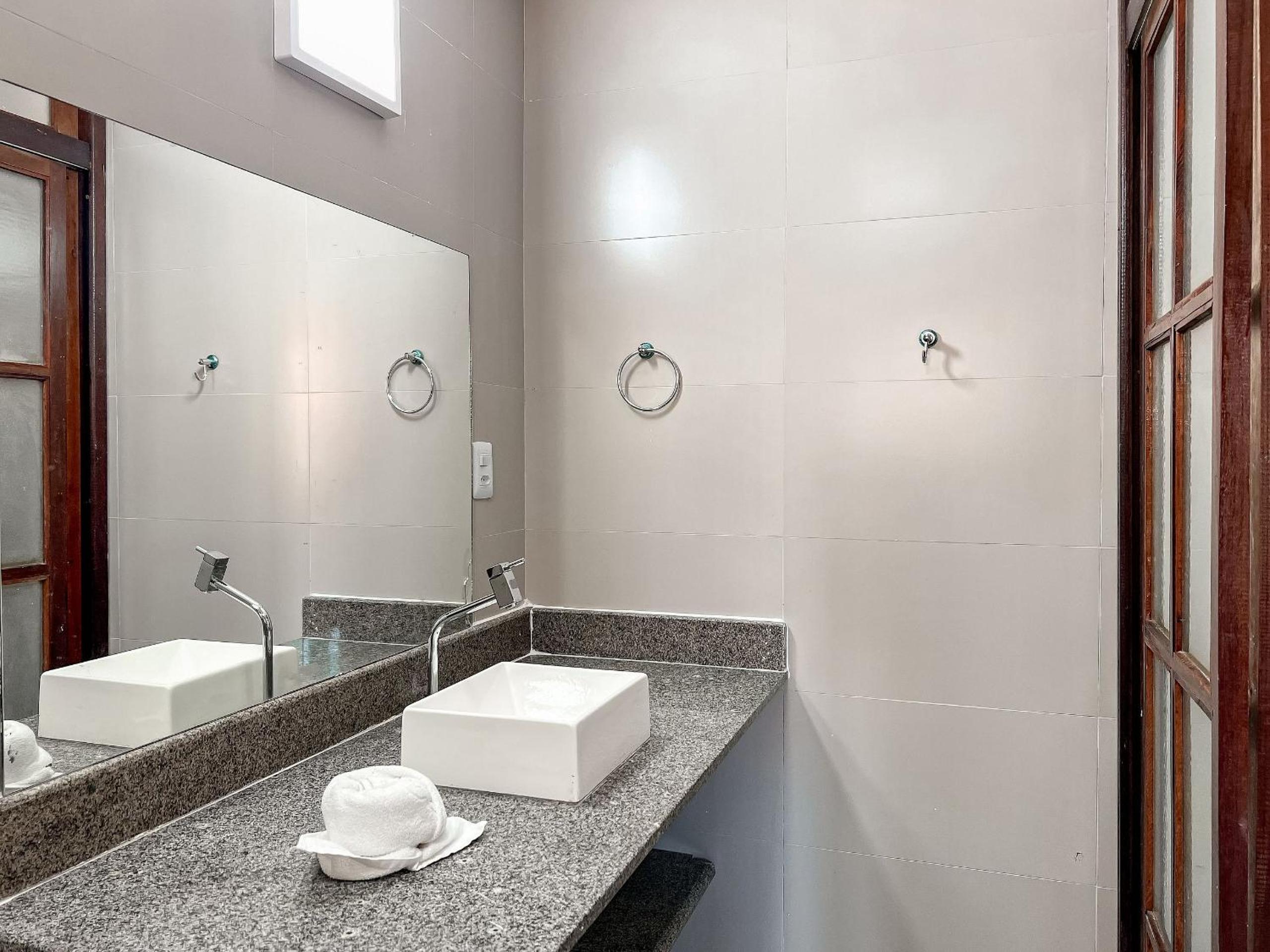 Casas com 2 suítes (ambas com ar split) e internet privativa 300MBPS, no Residencial Village do Bosque, condomínio com quiosques com churrasqueiras , pisci