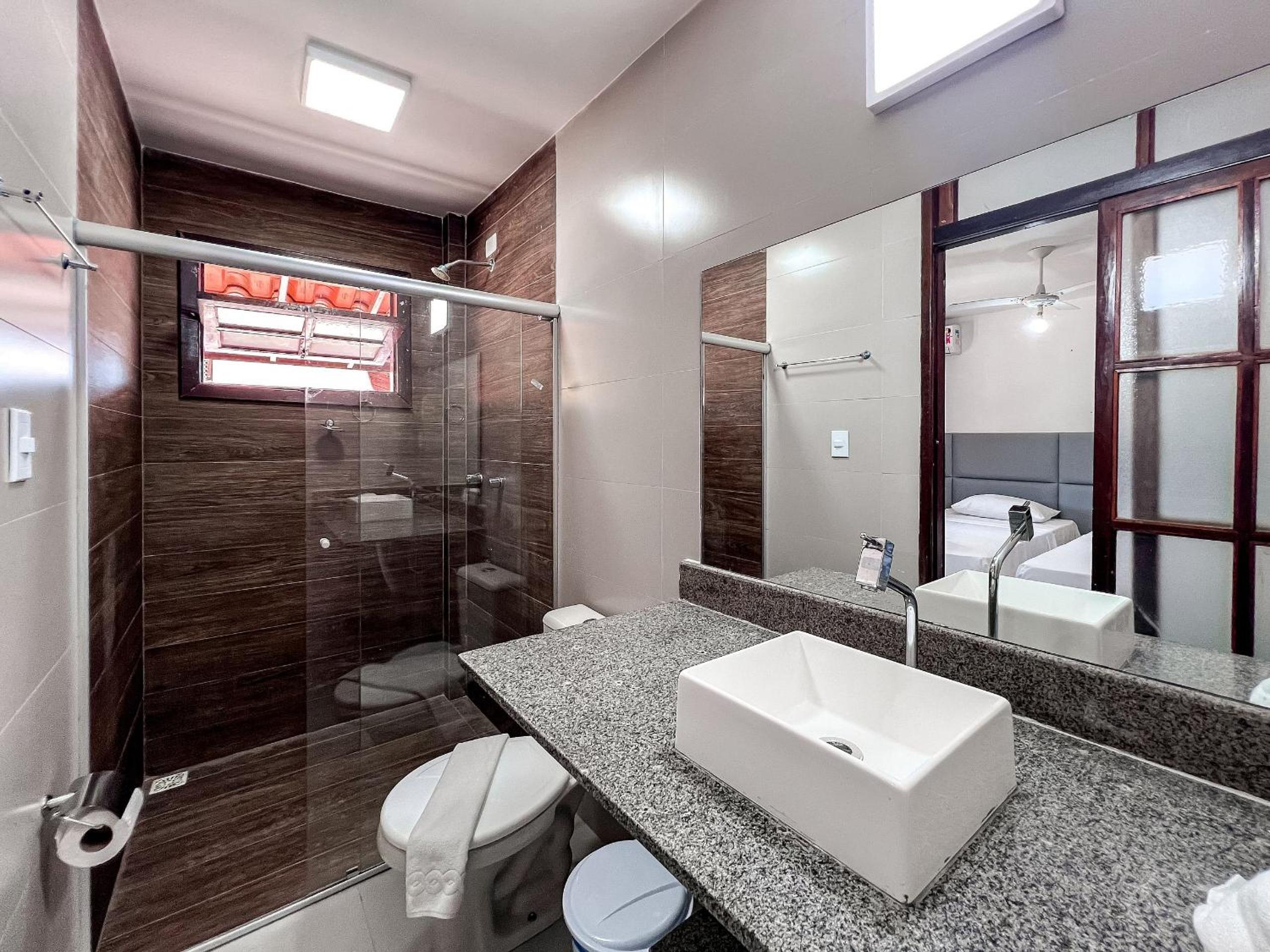 Casas com 2 suítes (ambas com ar split) e internet privativa 300MBPS, no Residencial Village do Bosque, condomínio com quiosques com churrasqueiras , pisci