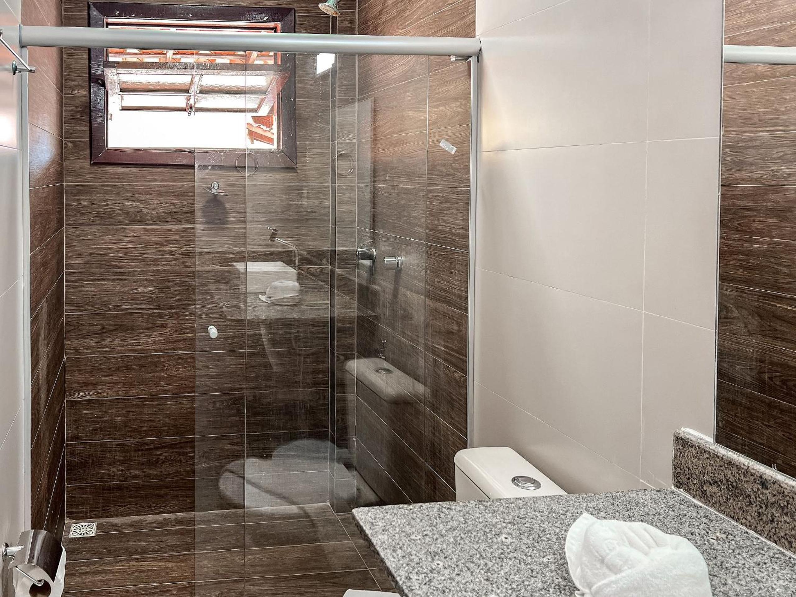 Casas com 2 suítes (ambas com ar split) e internet privativa 300MBPS, no Residencial Village do Bosque, condomínio com quiosques com churrasqueiras , pisci
