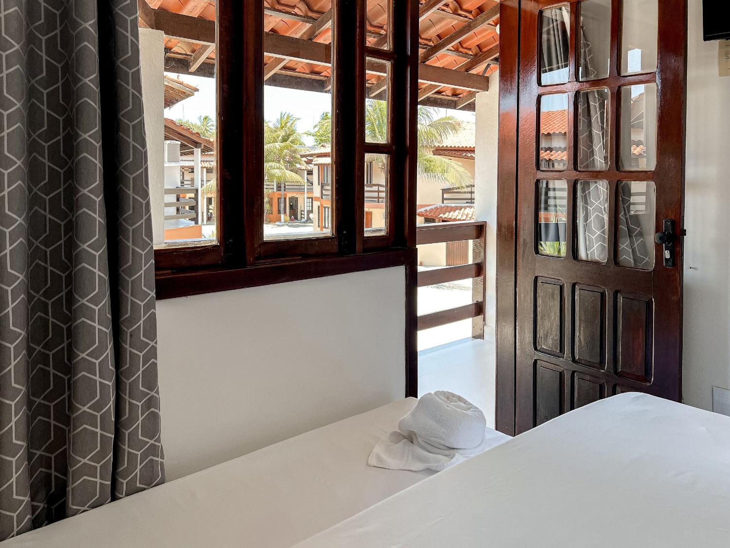 Casas com 2 suítes (ambas com ar split) e internet privativa 300MBPS, no Residencial Village do Bosque, condomínio com quiosques com churrasqueiras , pisci