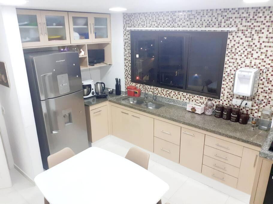 Apto Encantador c 2 Suites a Beira Mar no Guaruja