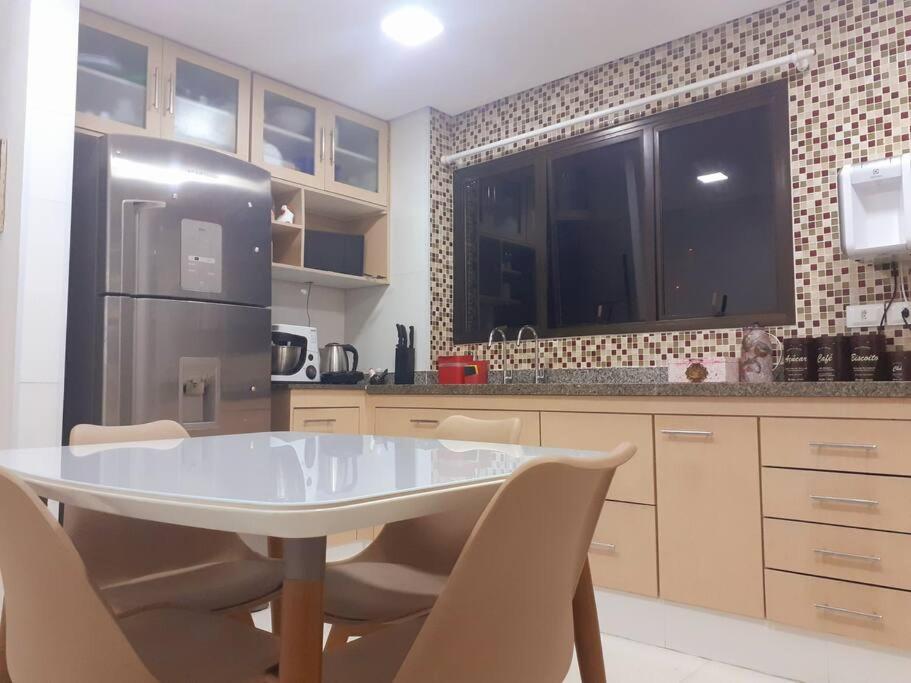 Apto Encantador c 2 Suites a Beira Mar no Guaruja
