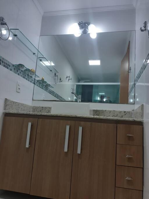 Apto Encantador c 2 Suites a Beira Mar no Guaruja