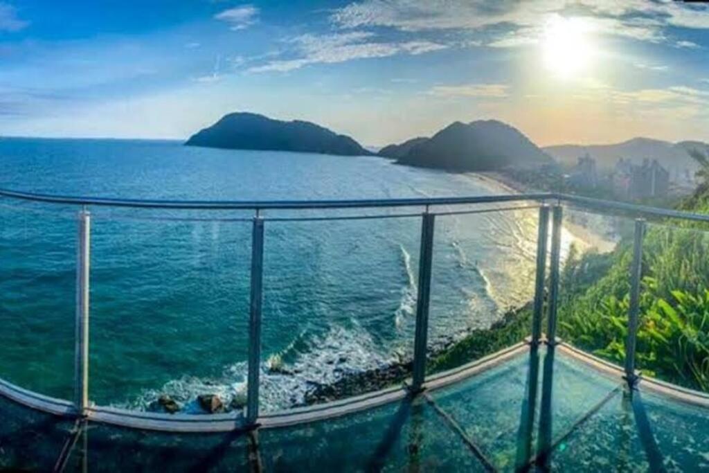 Apto Encantador c 2 Suites a Beira Mar no Guaruja