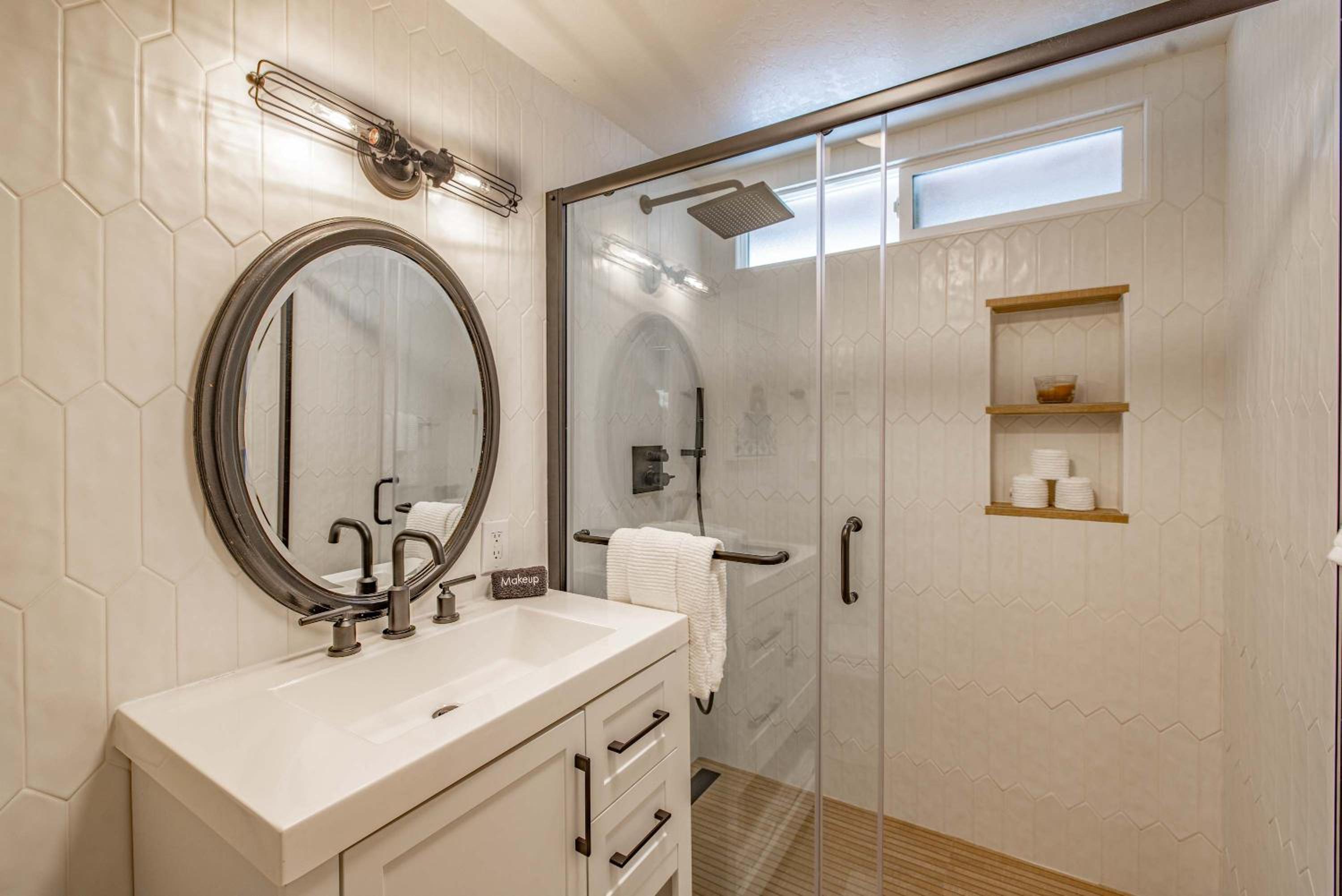 Quail Drive 2 Bdrm1 Bath Modern Cabin Hot Tub view 5