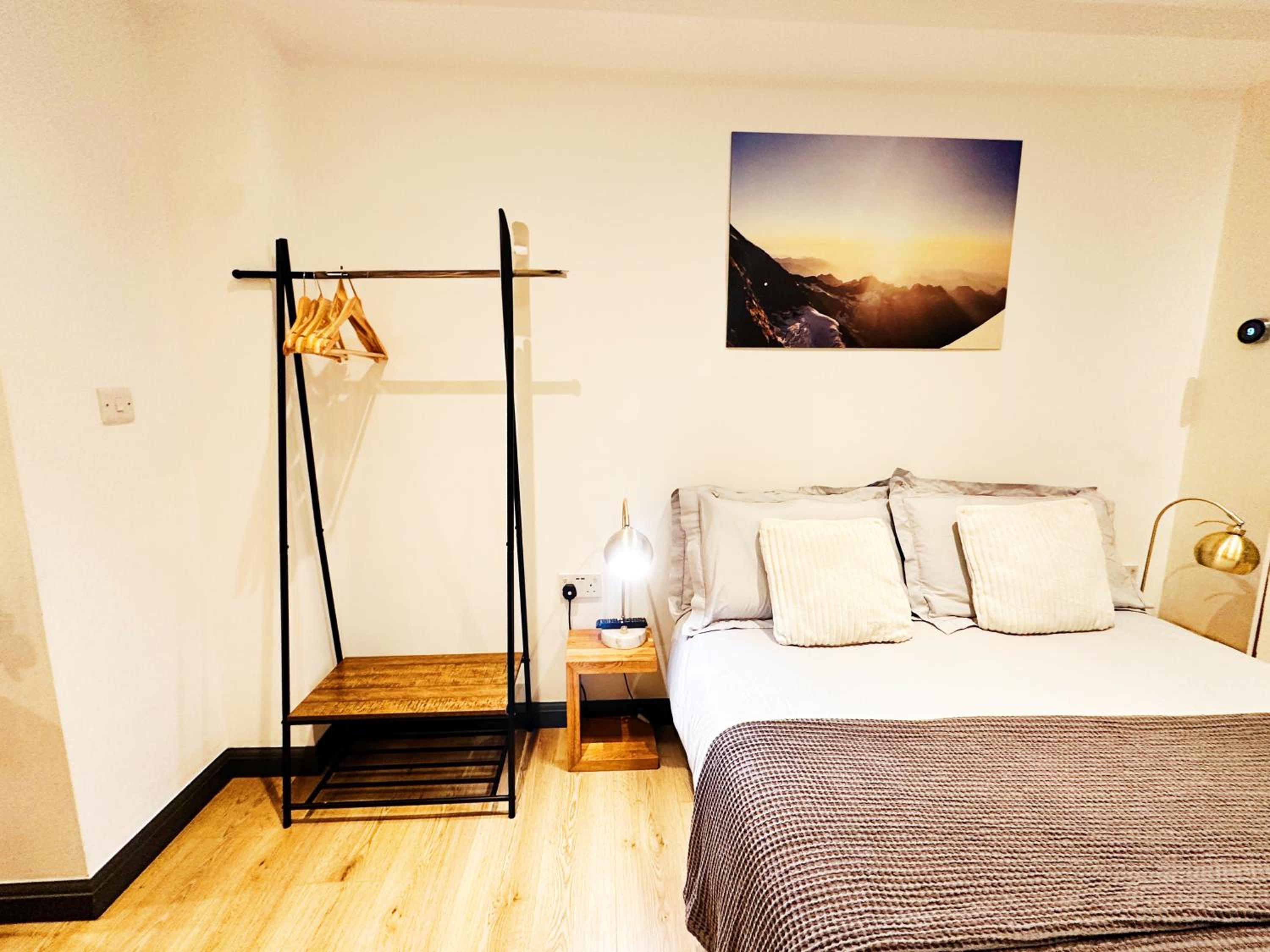 Hidden Retreat with Steam room, KING bed near tube