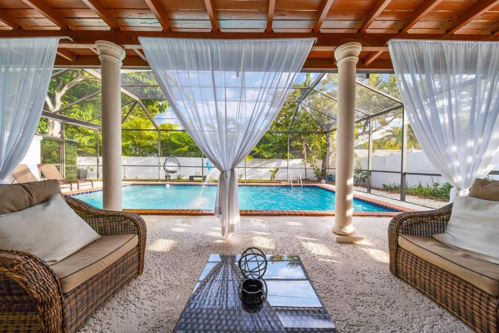 Luxurious Miami Vacation Home with Pool 5BR suites view 3