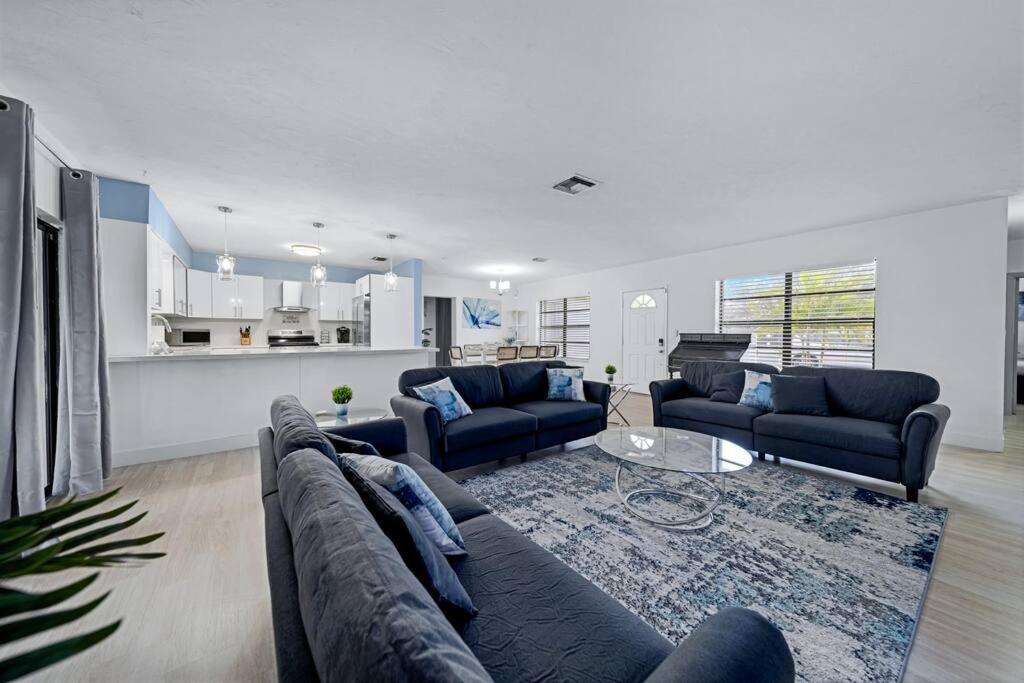 Luxurious Miami Vacation Home with Pool 5BR suites view 2