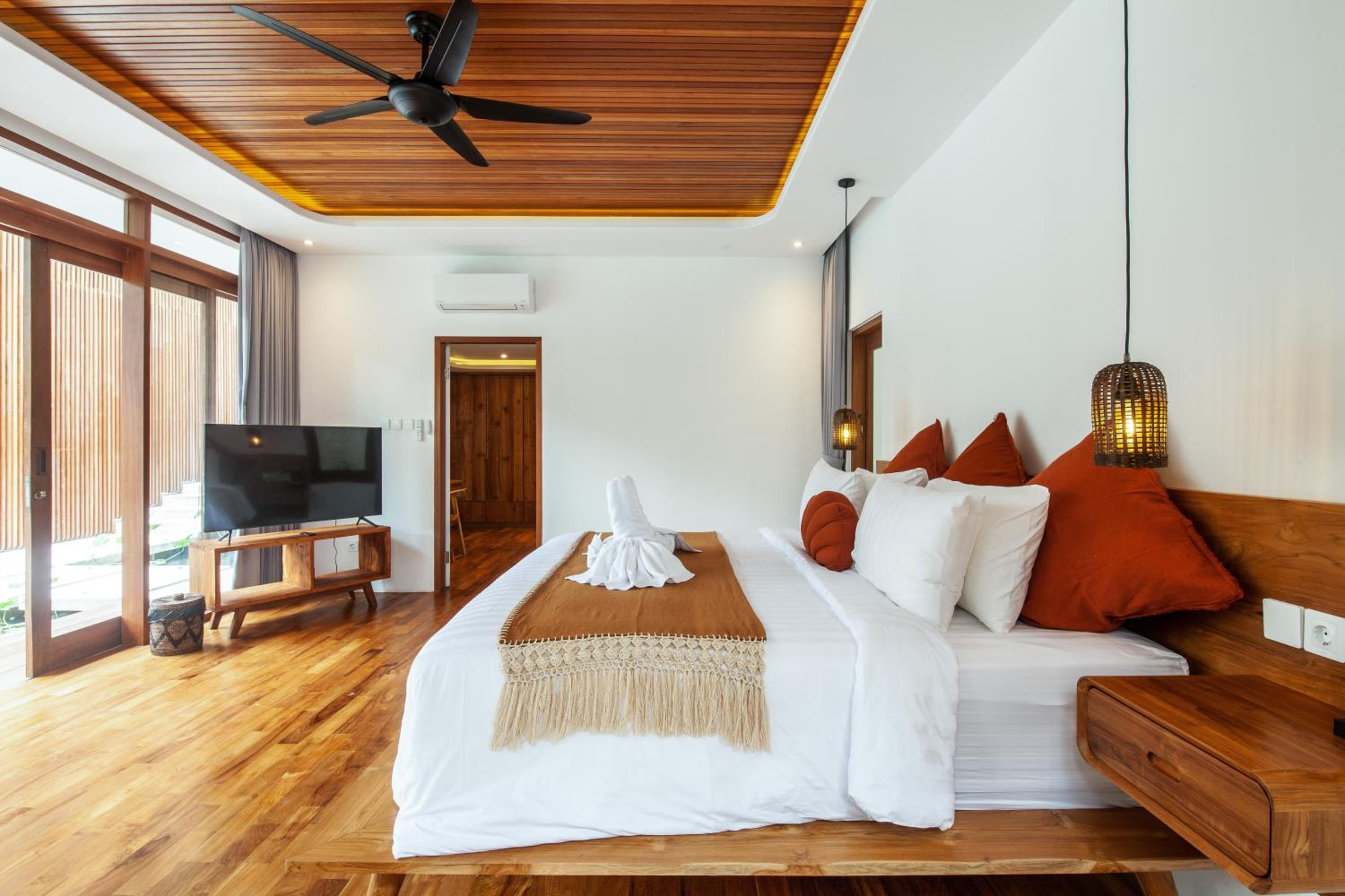 Payapaya Seminyak luxury vila 4 BR near beach potato head