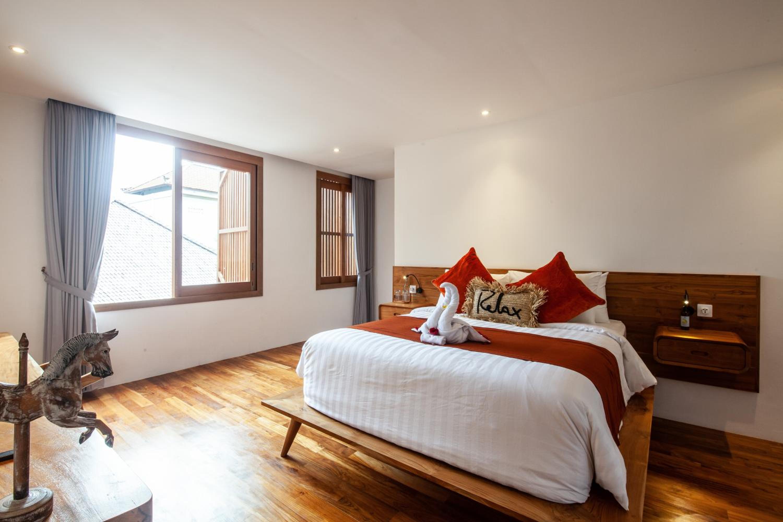 Payapaya Seminyak luxury vila 4 BR near beach potato head