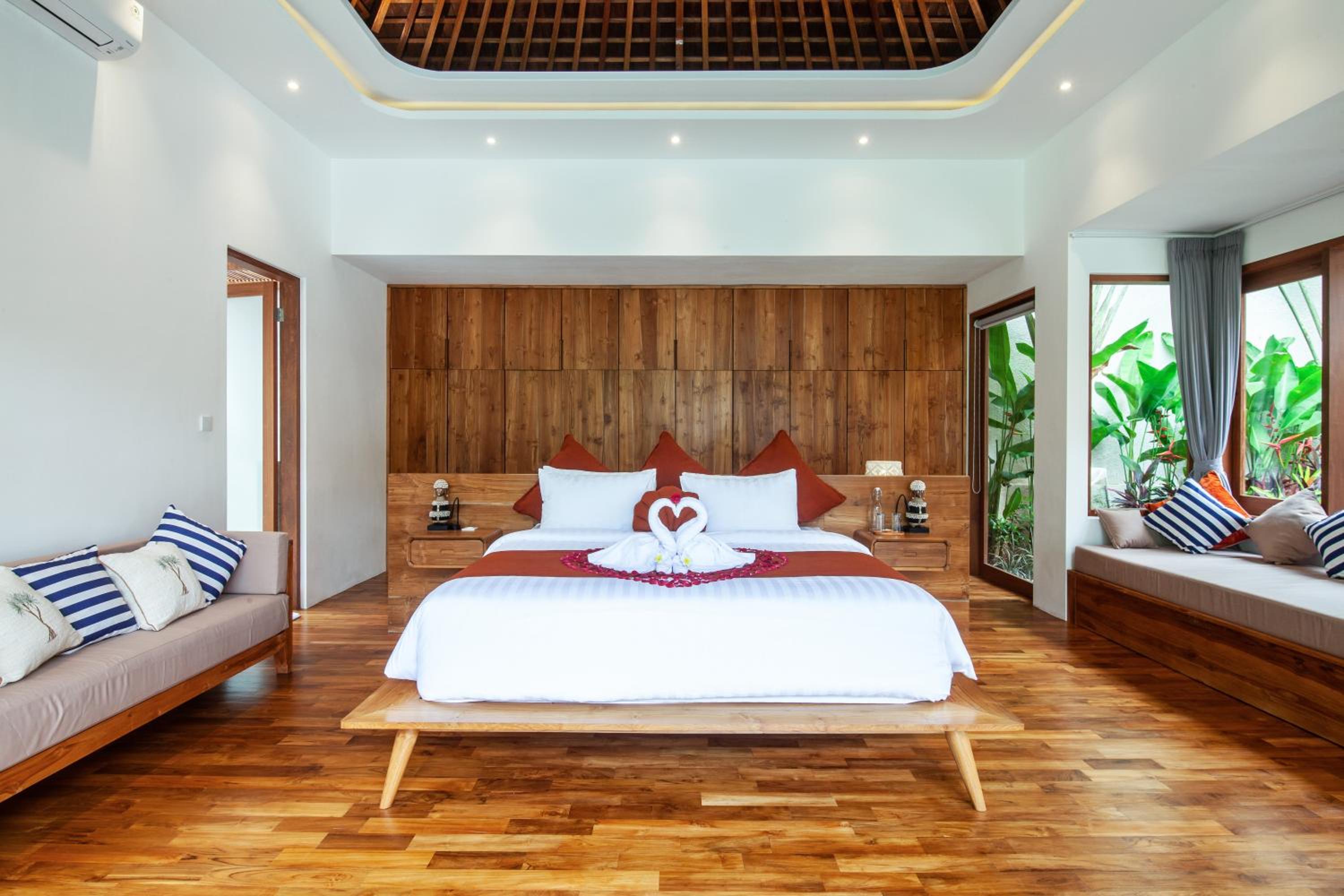 Payapaya Seminyak luxury vila 4 BR near beach potato head