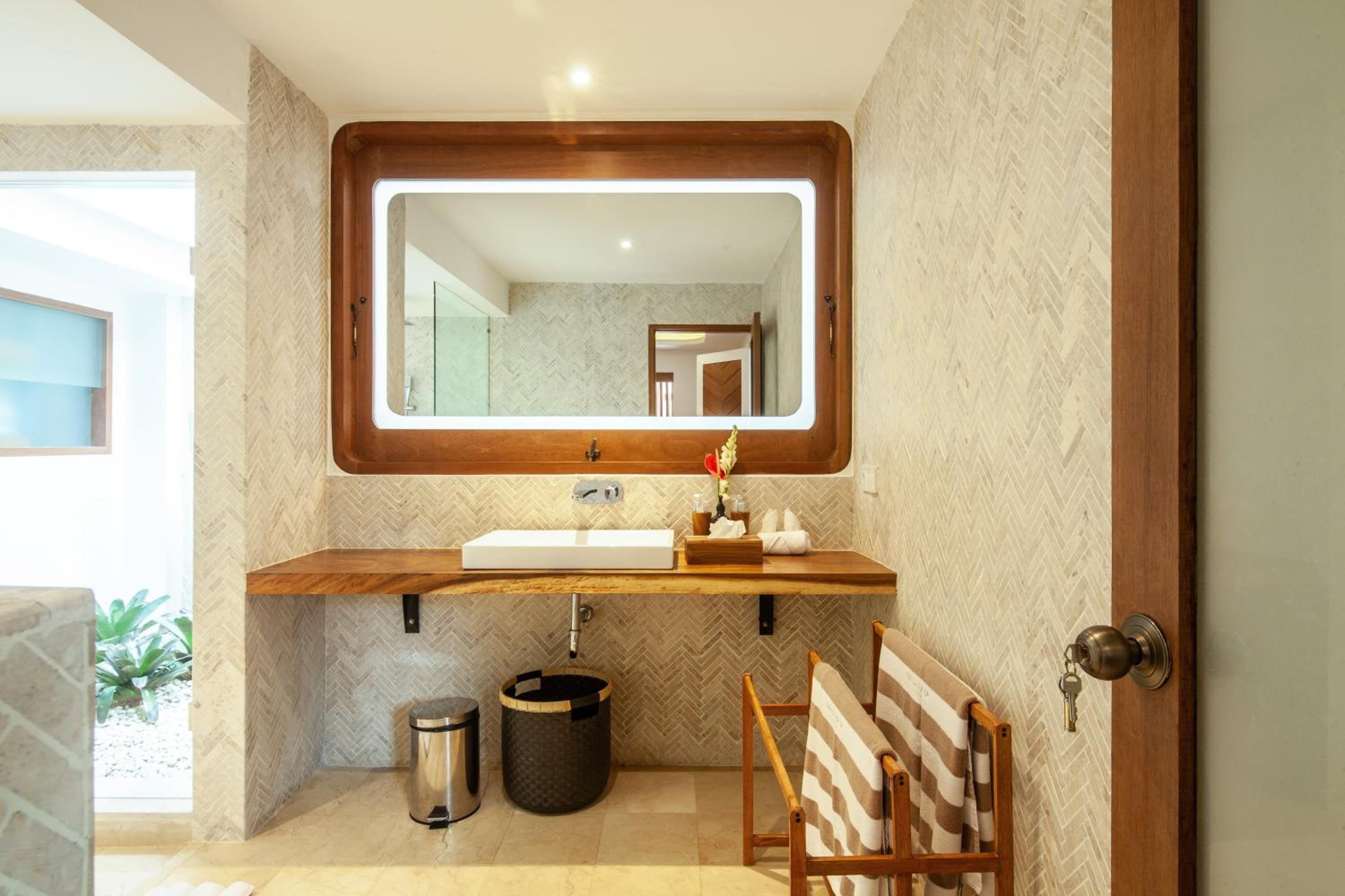 Payapaya Seminyak luxury vila 4 BR near beach potato head