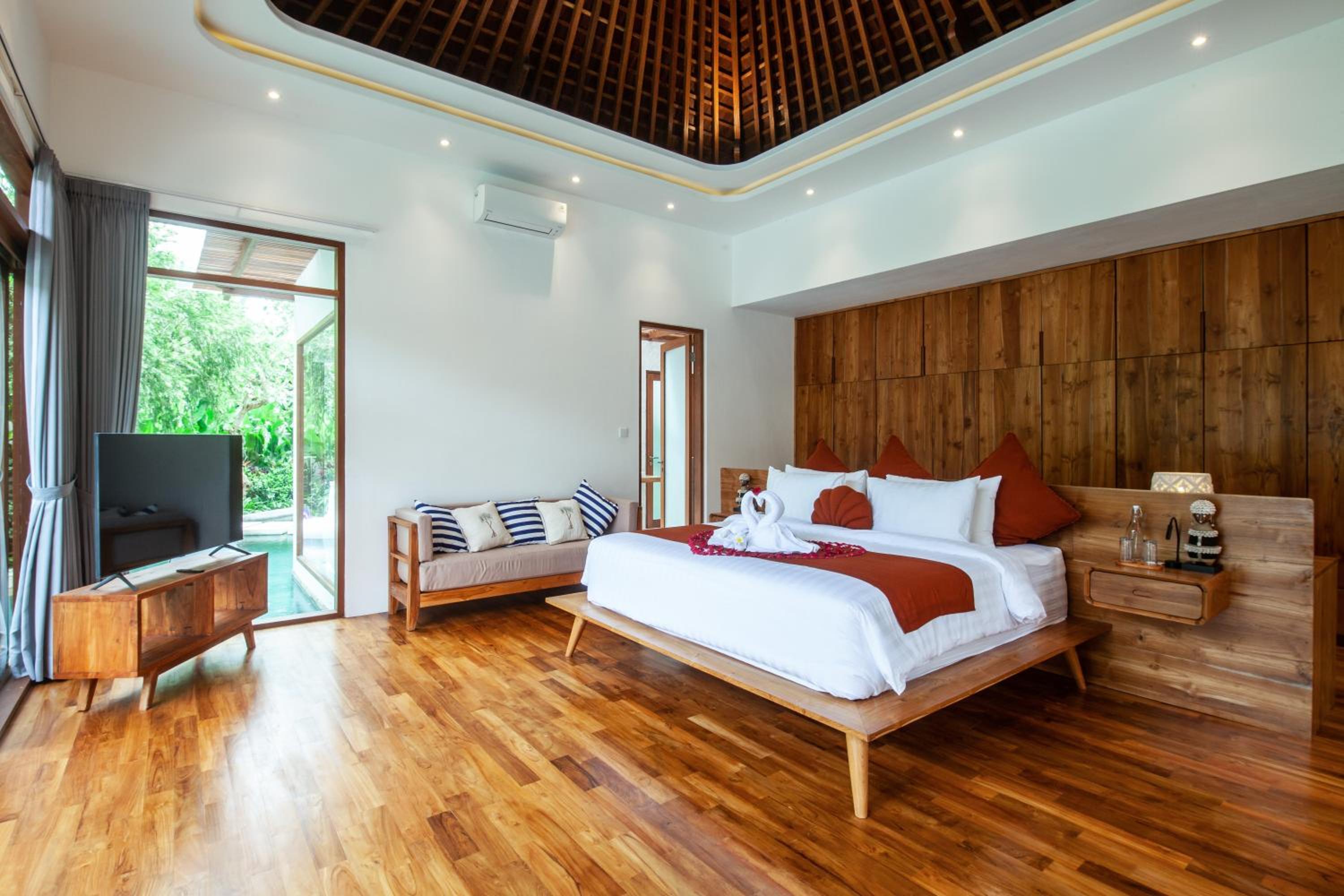 Payapaya Seminyak luxury vila 4 BR near beach potato head