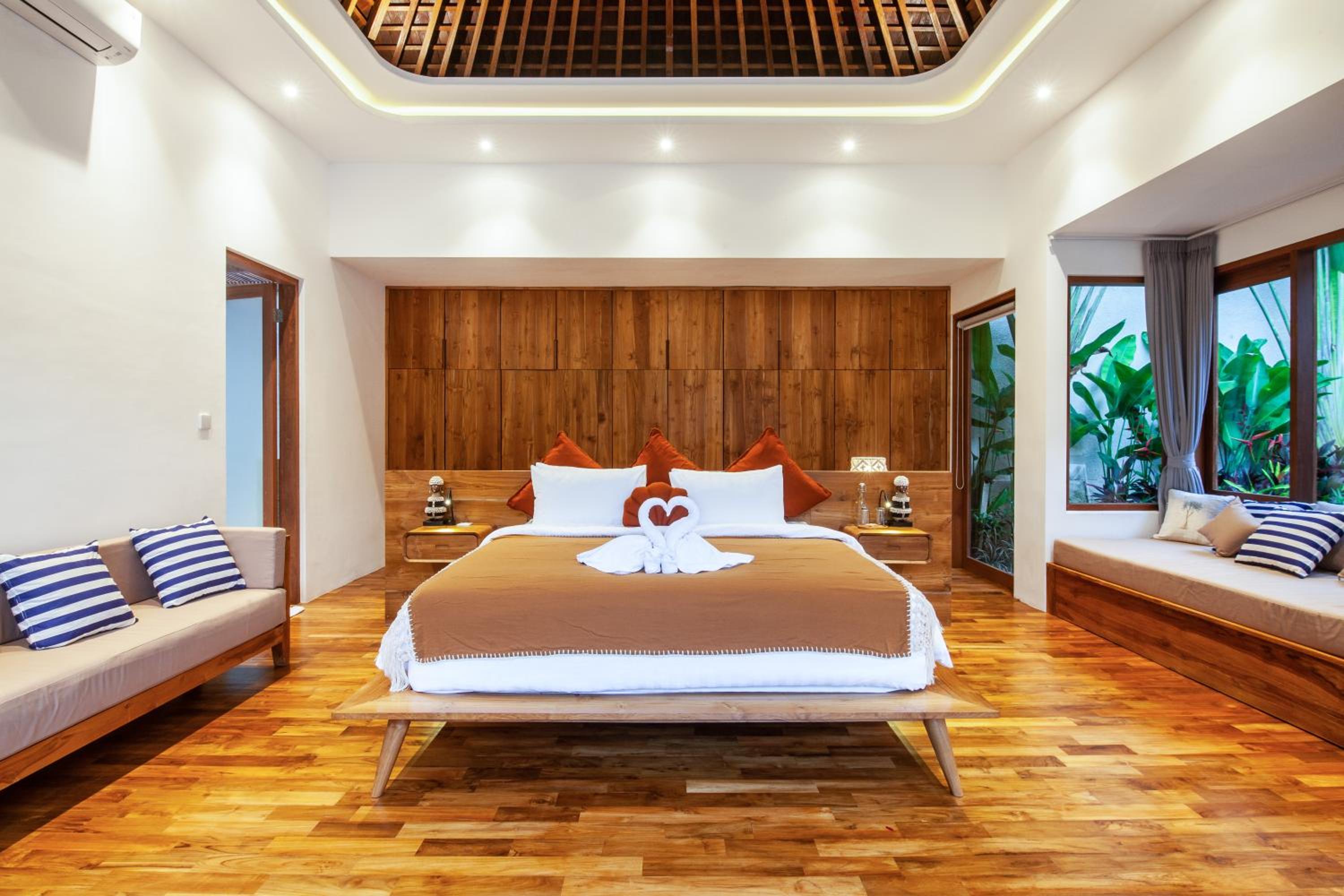 Payapaya Seminyak luxury vila 4 BR near beach potato head