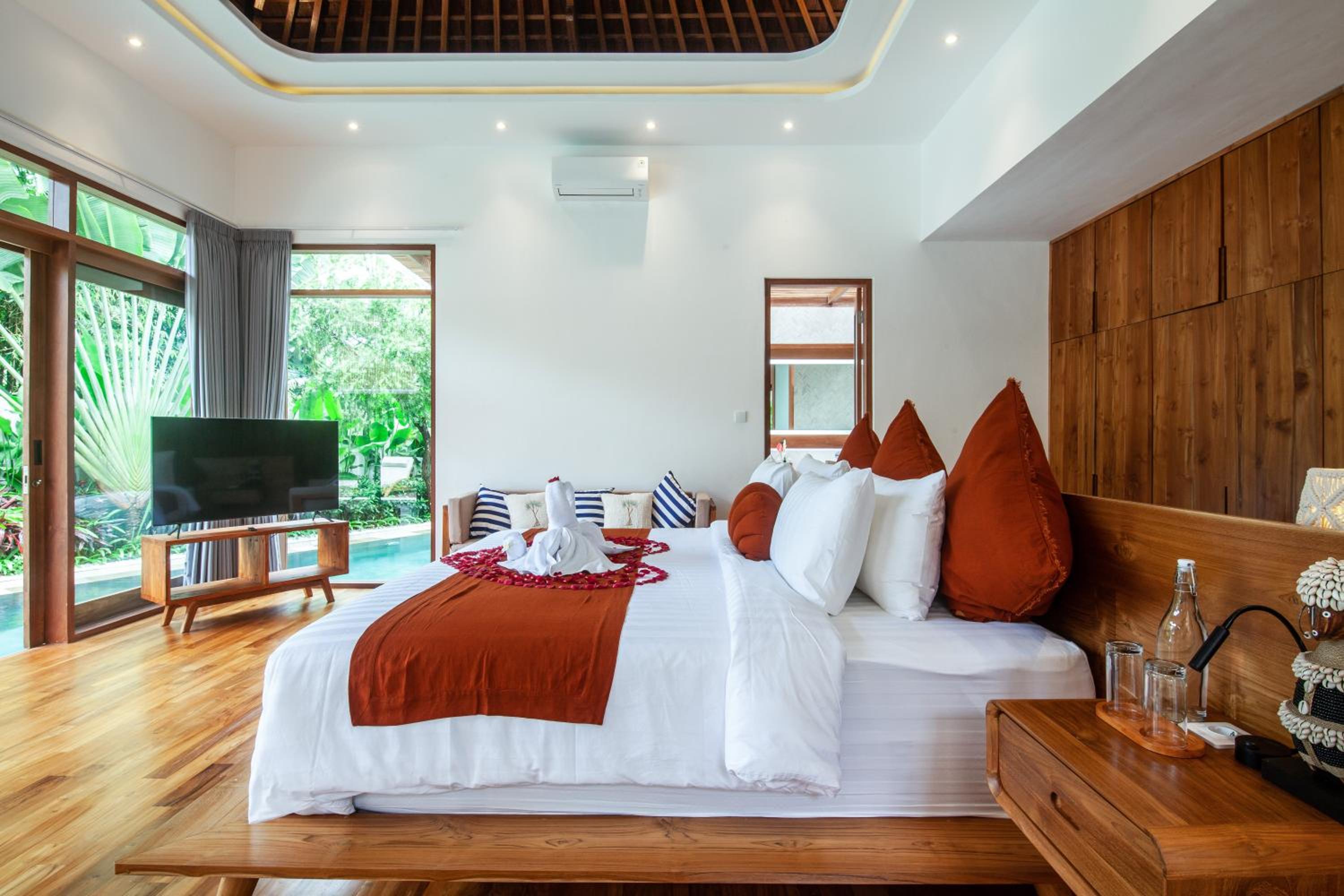 Payapaya Seminyak luxury vila 4 BR near beach potato head