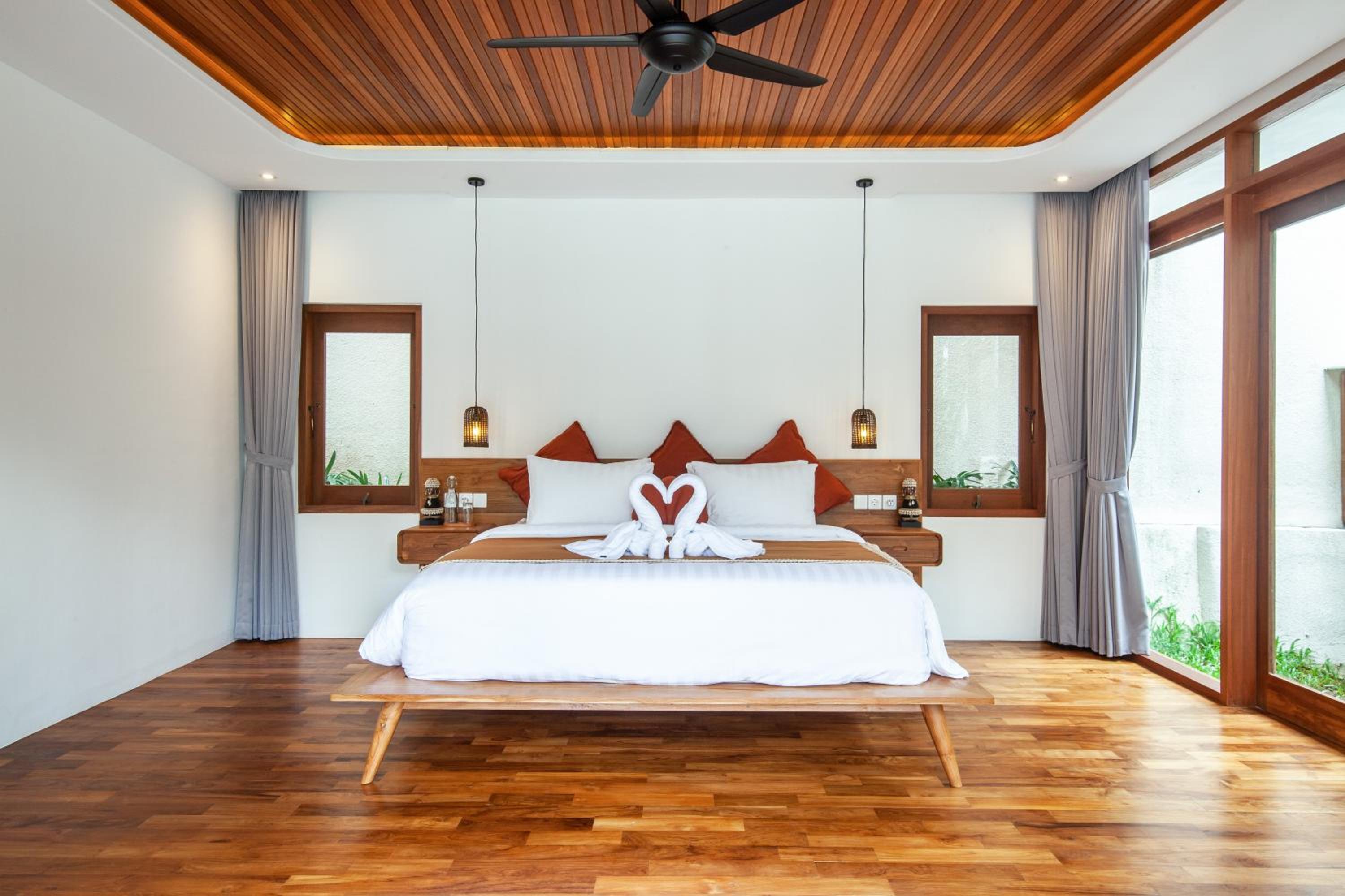 Payapaya Seminyak luxury vila 4 BR near beach potato head