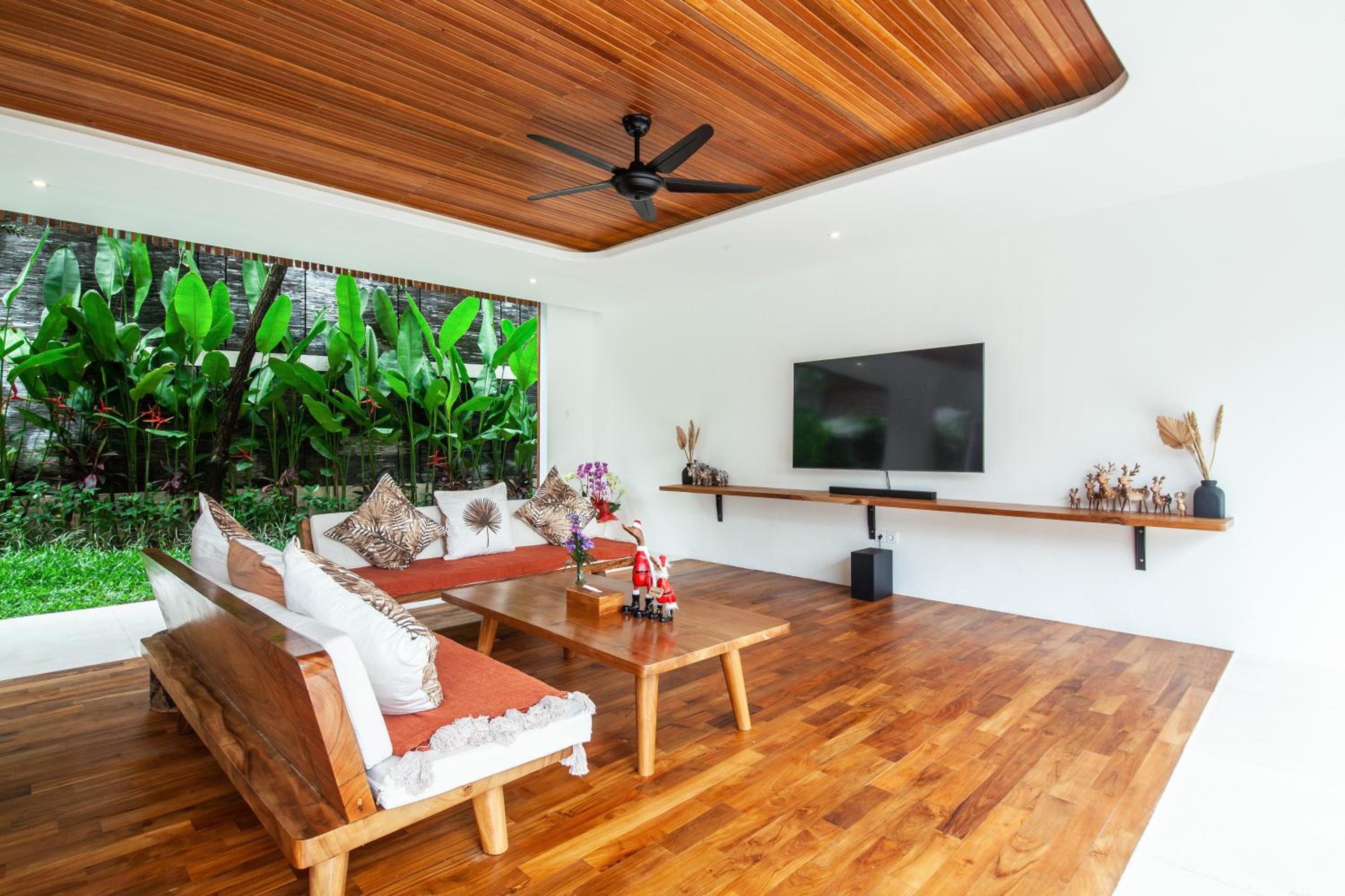 Payapaya Seminyak luxury vila 4 BR near beach potato head
