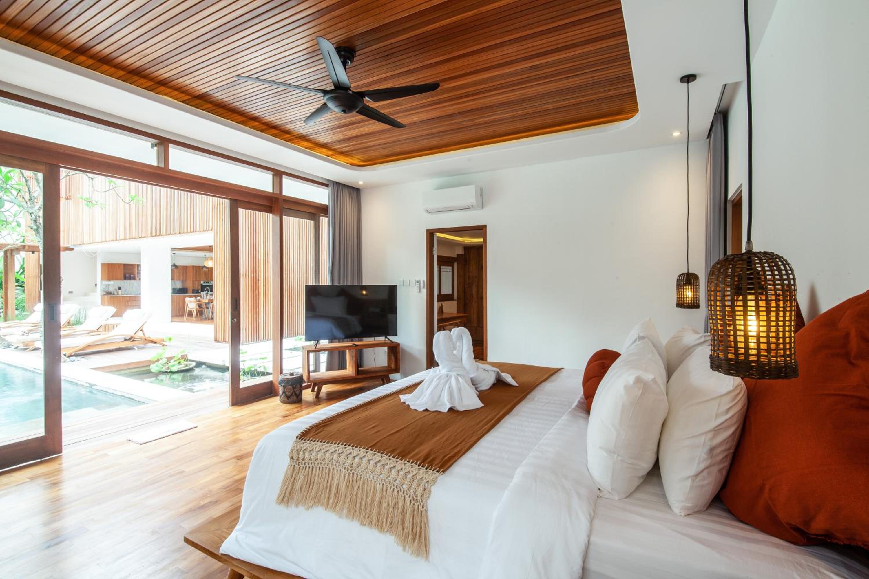 Payapaya Seminyak luxury vila 4 BR near beach potato head