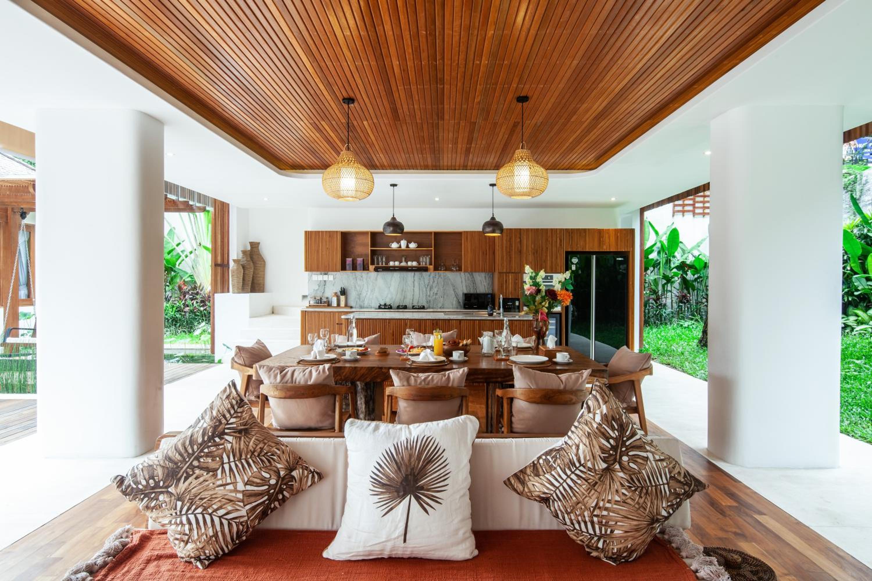 Payapaya Seminyak luxury vila 4 BR near beach potato head
