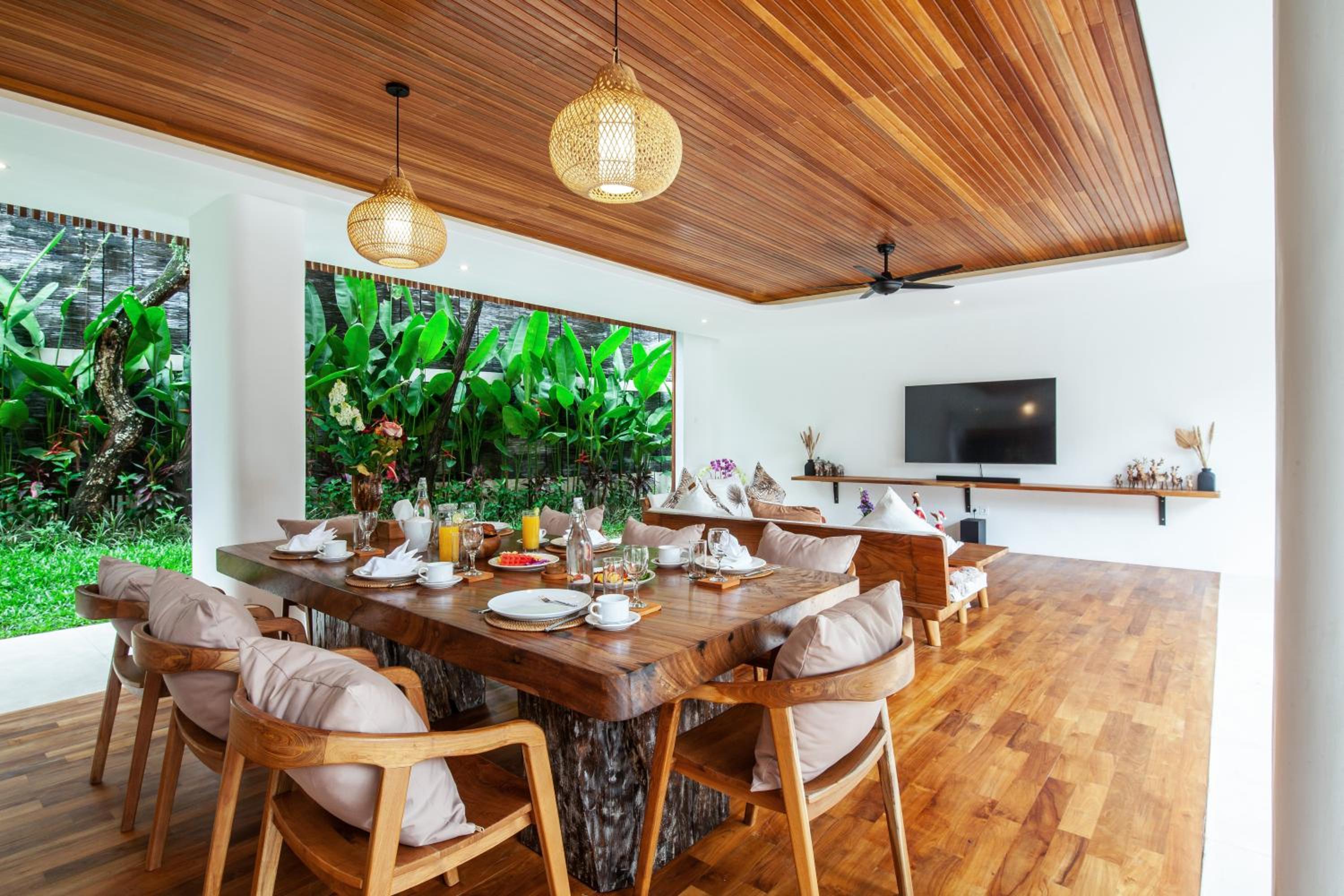 Payapaya Seminyak luxury vila 4 BR near beach potato head