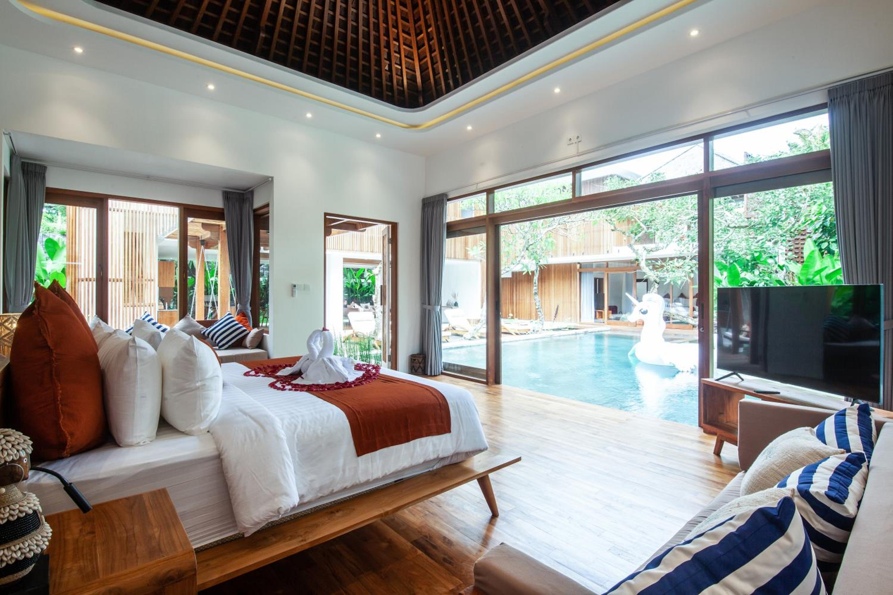 Payapaya Seminyak luxury vila 4 BR near beach potato head
