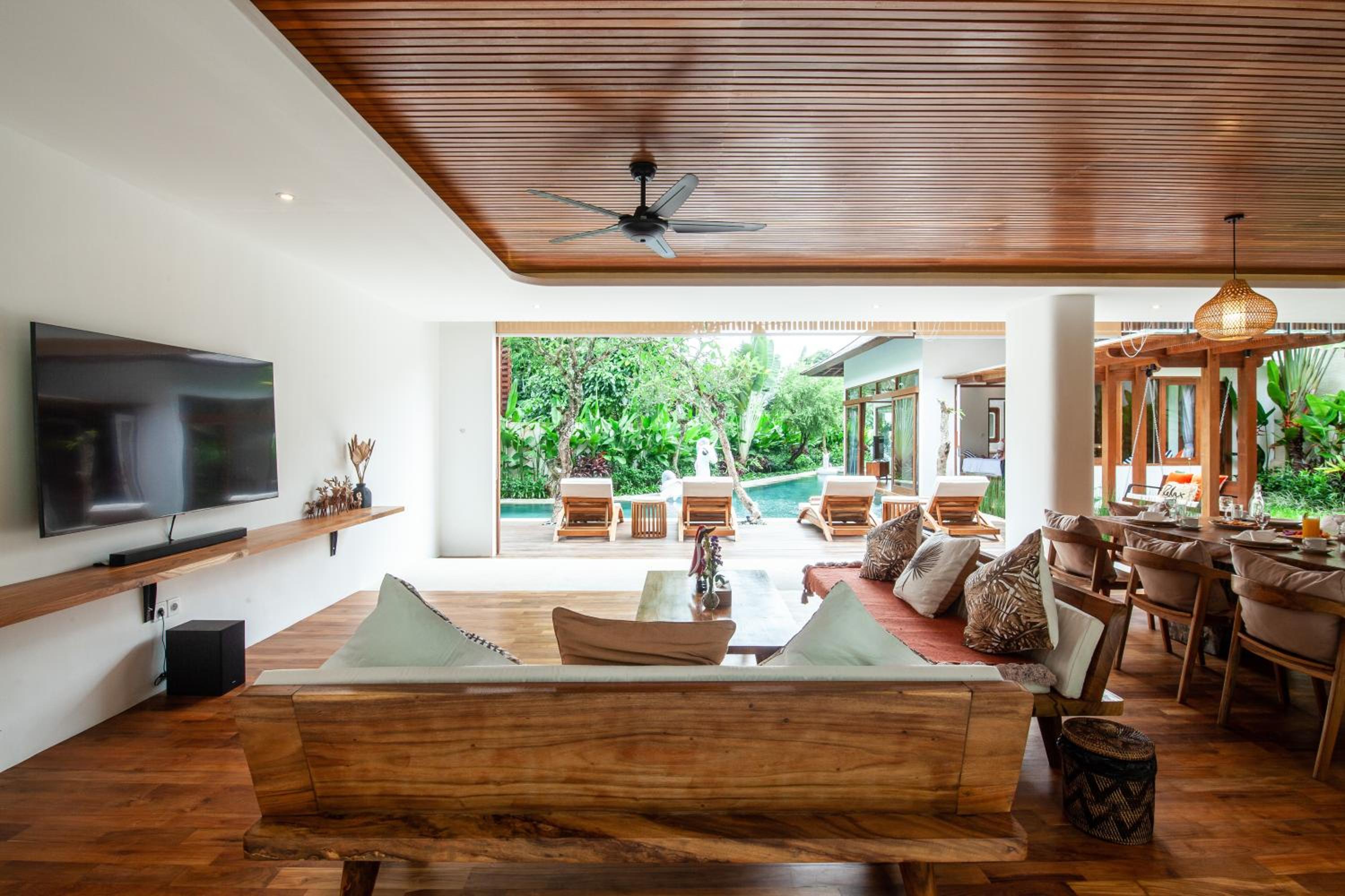 Payapaya Seminyak luxury vila 4 BR near beach potato head