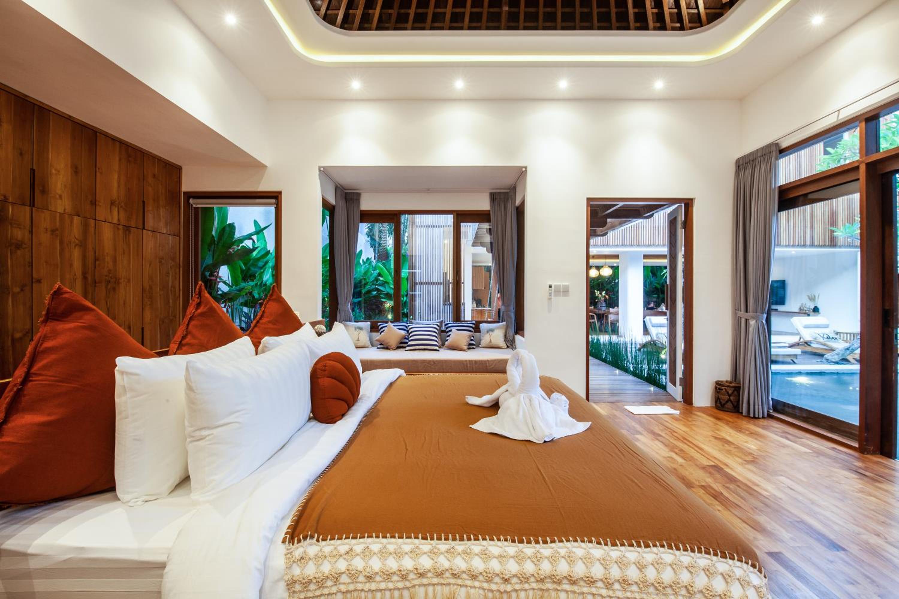 Payapaya Seminyak luxury vila 4 BR near beach potato head