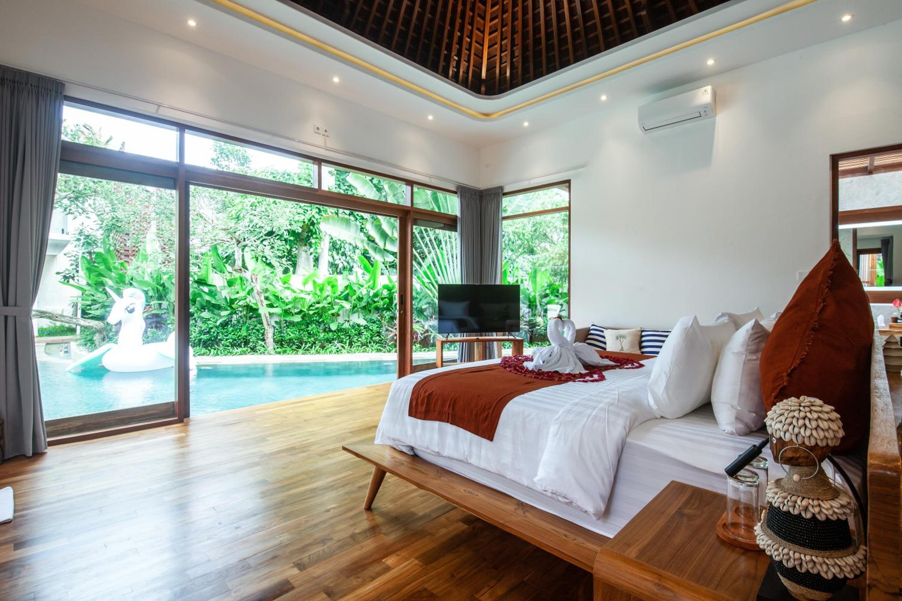 Payapaya Seminyak luxury vila 4 BR near beach potato head