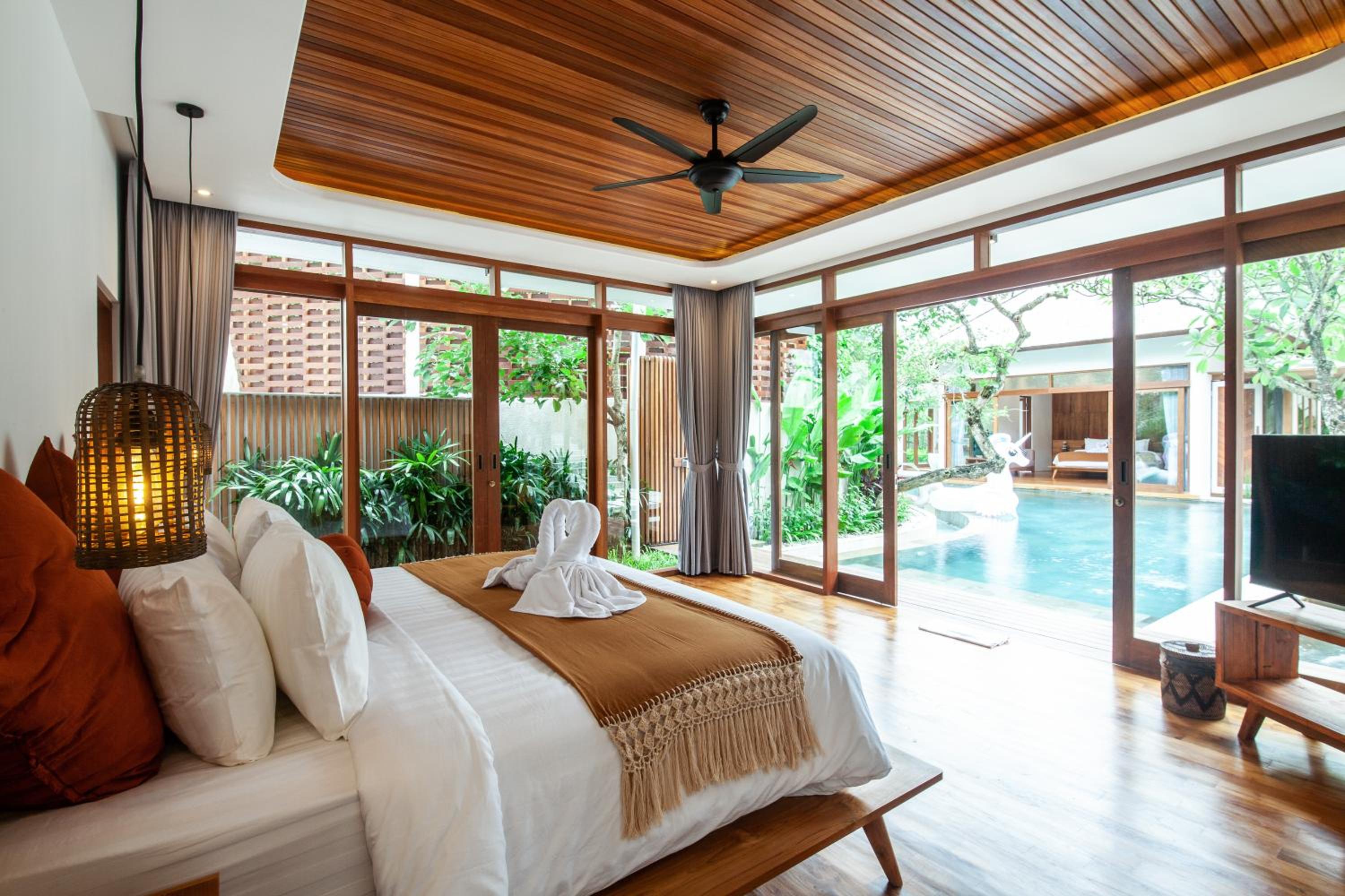 Payapaya Seminyak luxury vila 4 BR near beach potato head