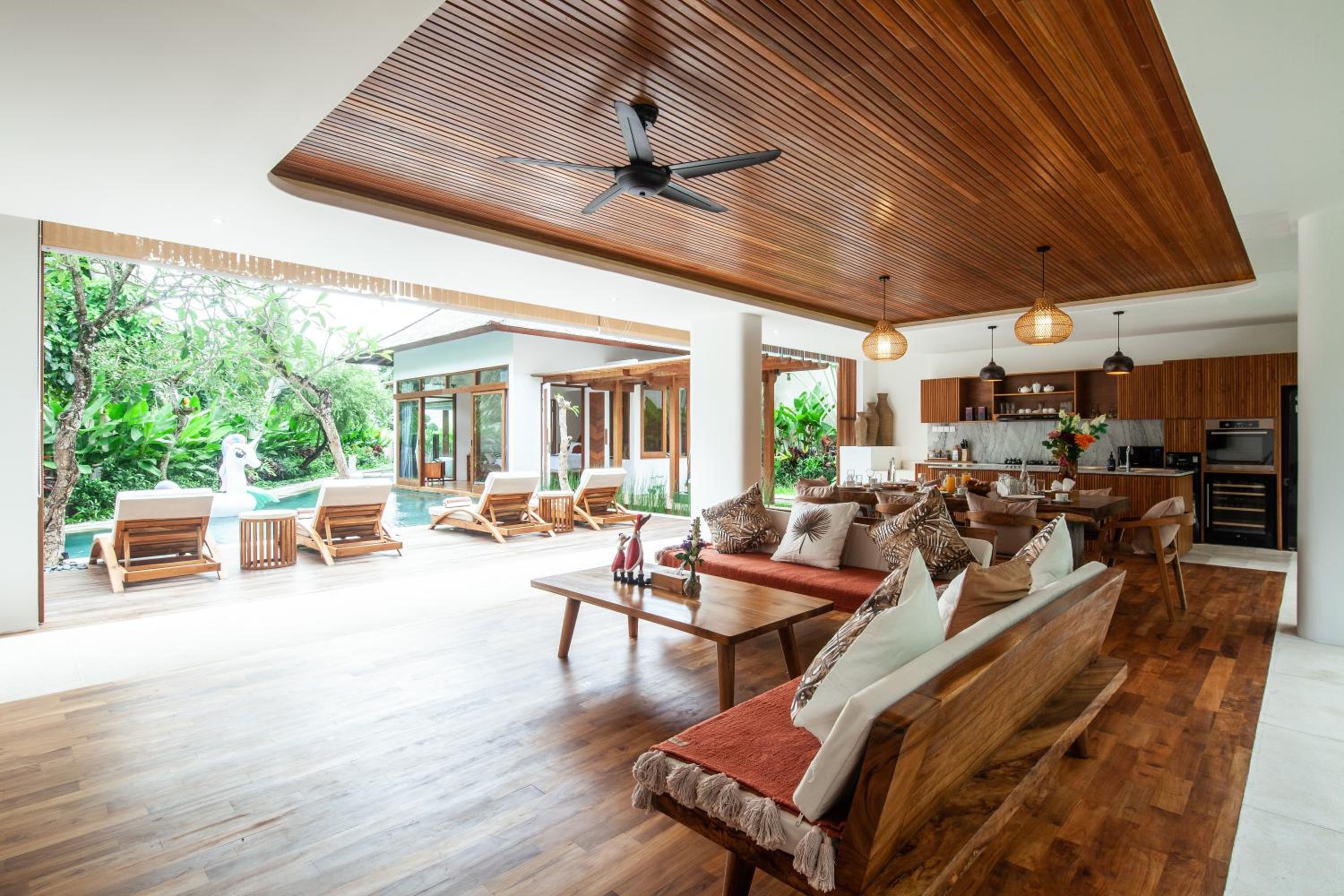 Payapaya Seminyak luxury vila 4 BR near beach potato head