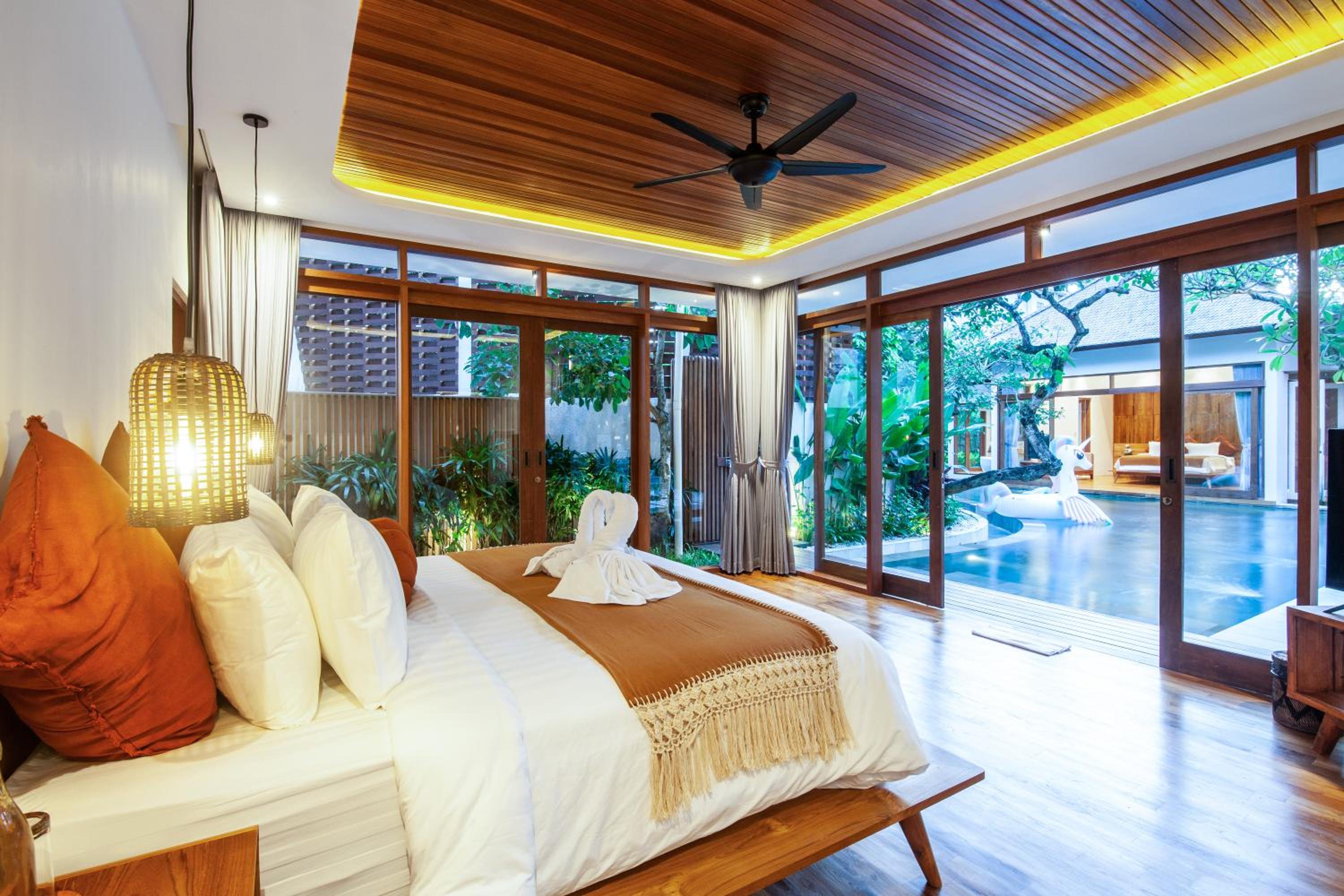 Payapaya Seminyak luxury vila 4 BR near beach potato head