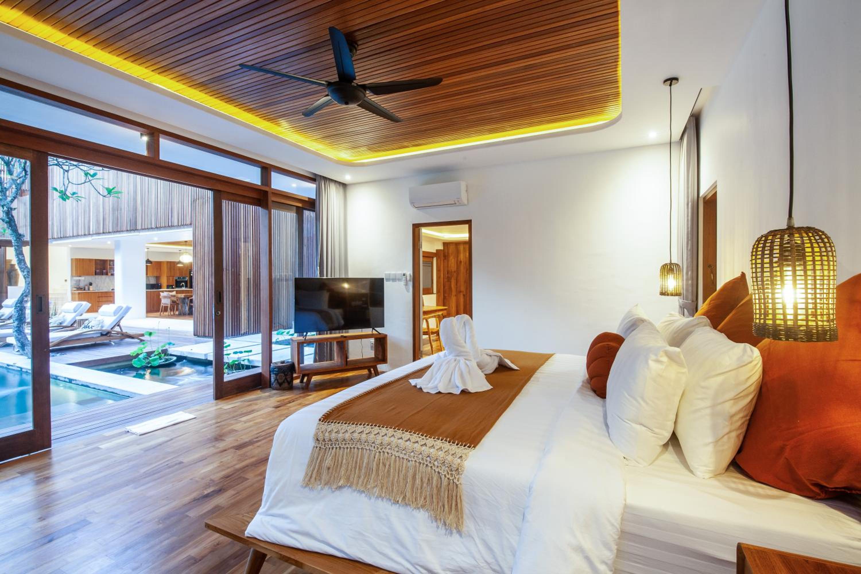 Payapaya Seminyak luxury vila 4 BR near beach potato head