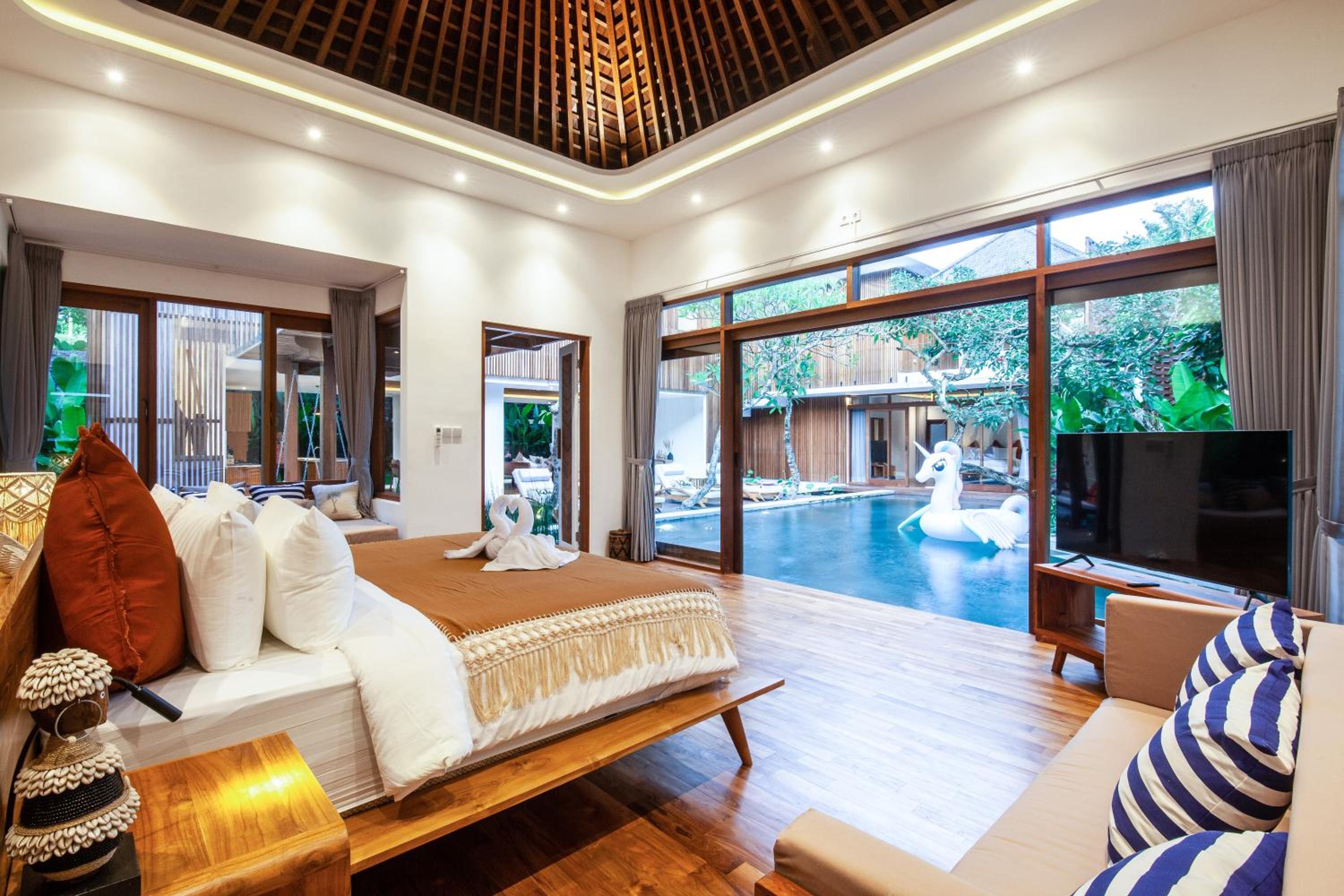 Payapaya Seminyak luxury vila 4 BR near beach potato head
