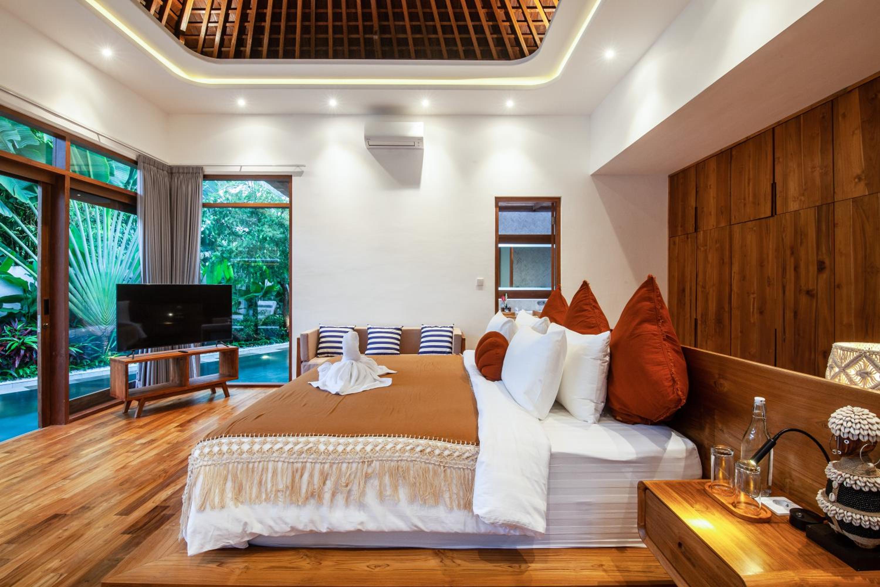 Payapaya Seminyak luxury vila 4 BR near beach potato head