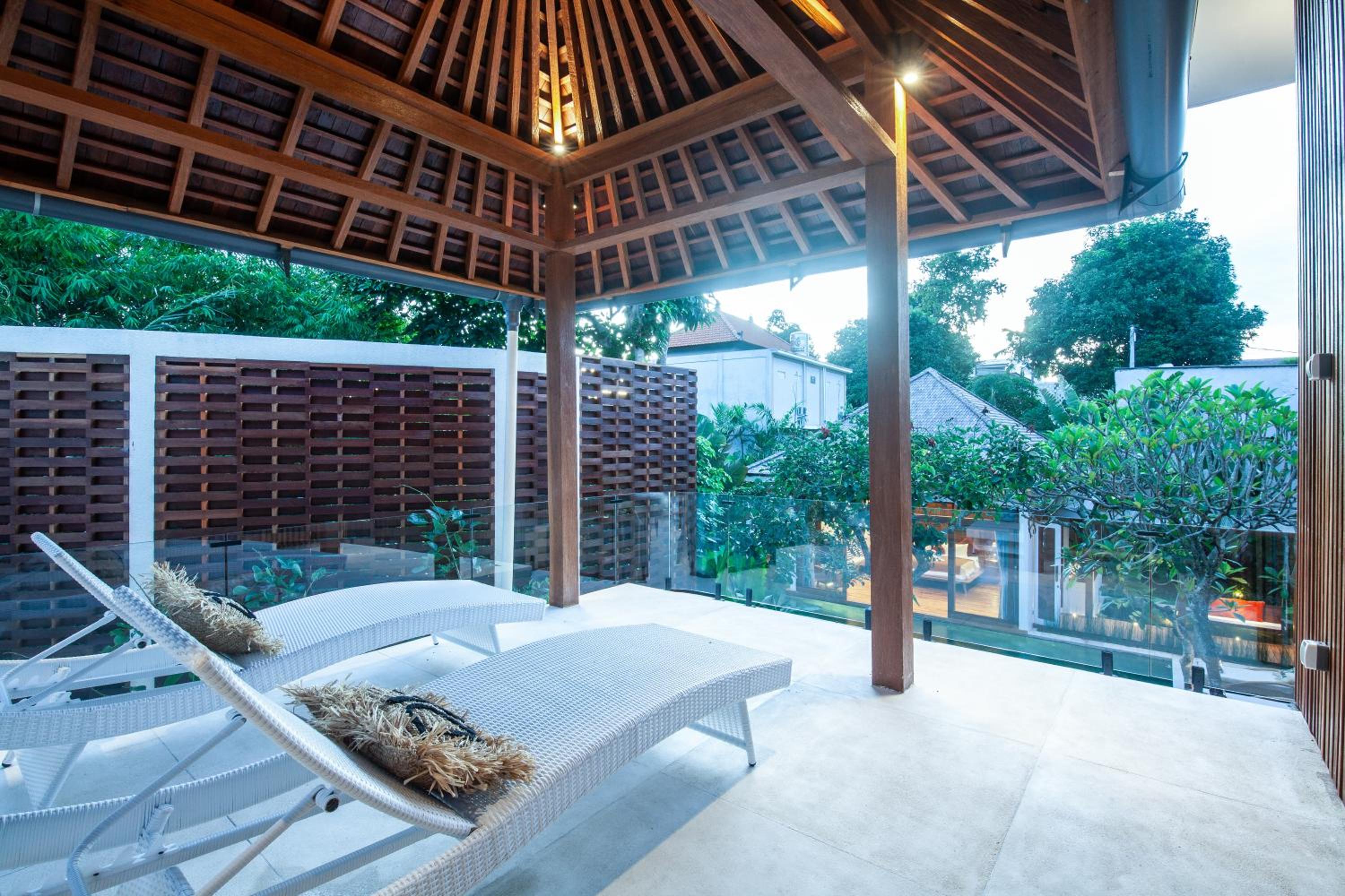 Payapaya Seminyak luxury vila 4 BR near beach potato head